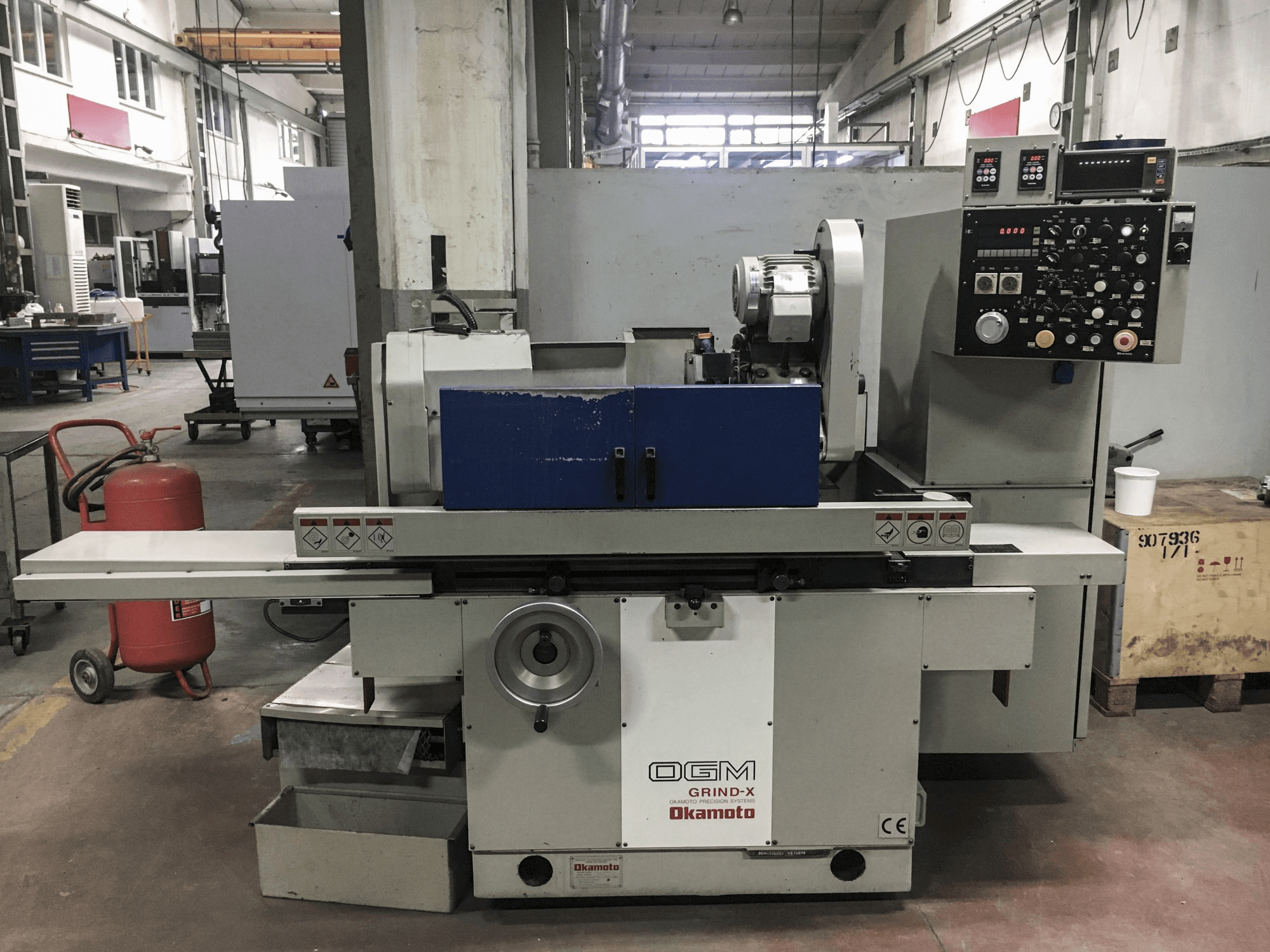 A OKAMOTO OGM-250UDX gép elölnézete