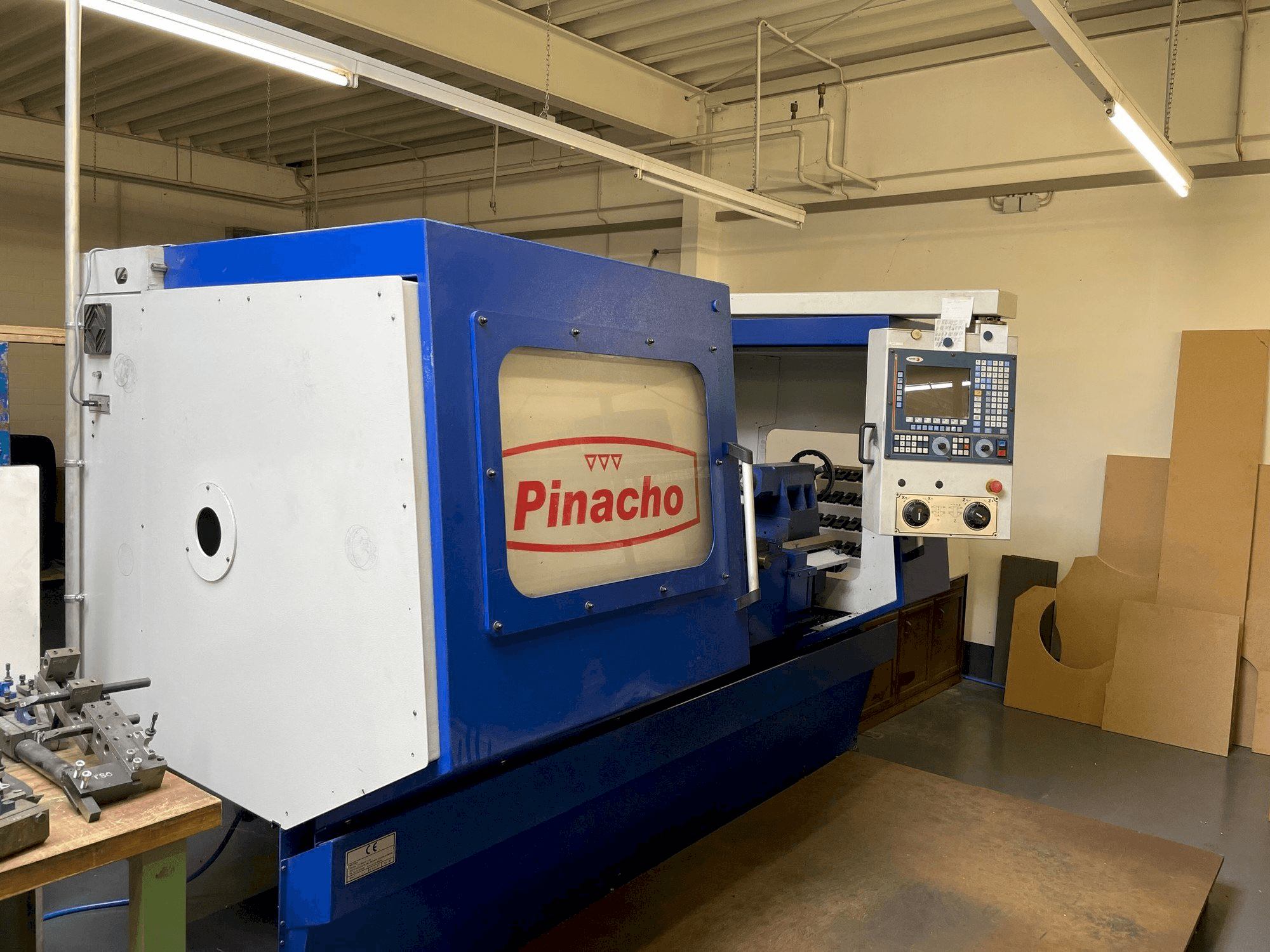 A Pinacho CNC 260 gép elölnézete