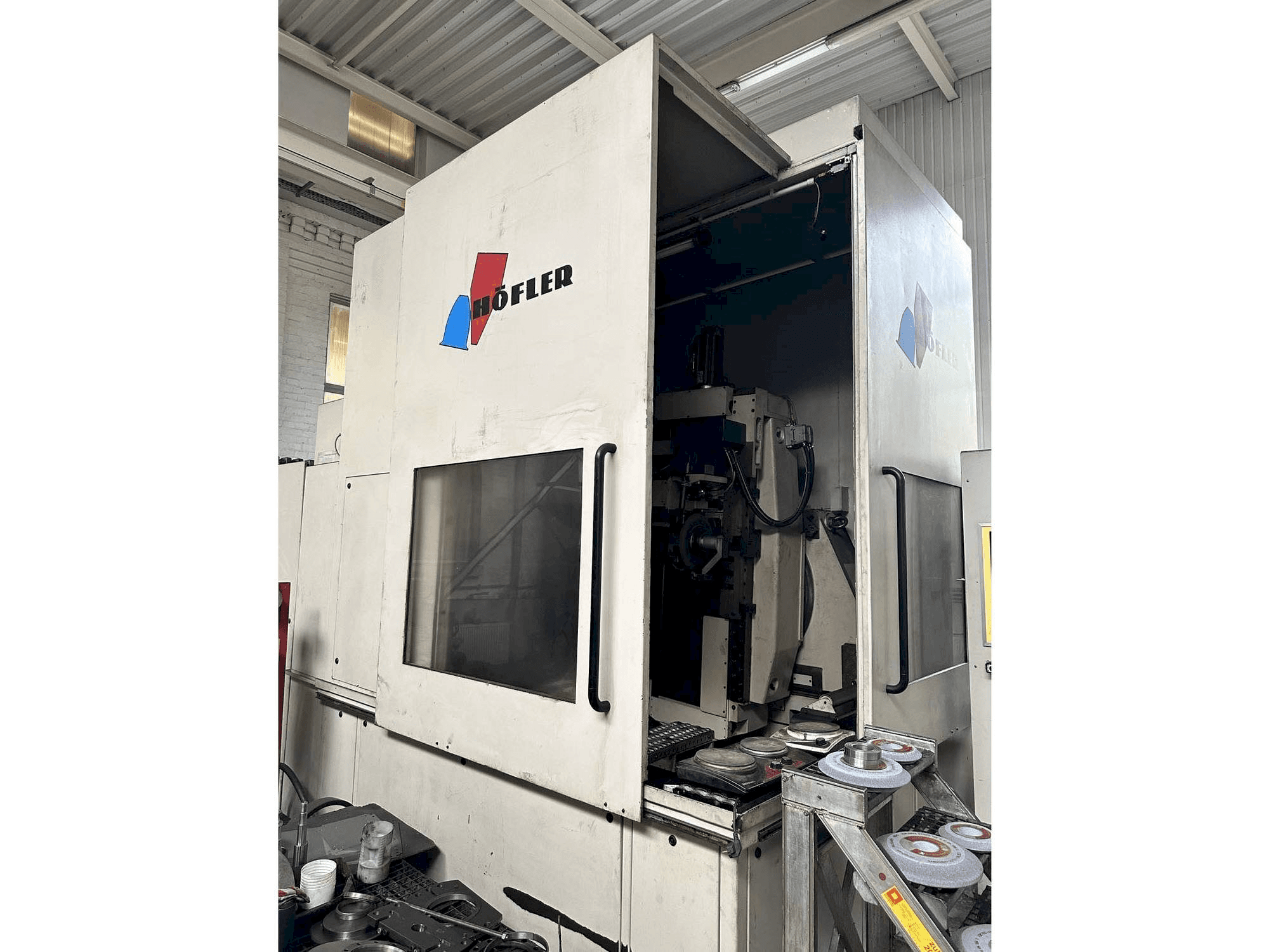 A HOFLER NOVA CNC 1000 gép elölnézete