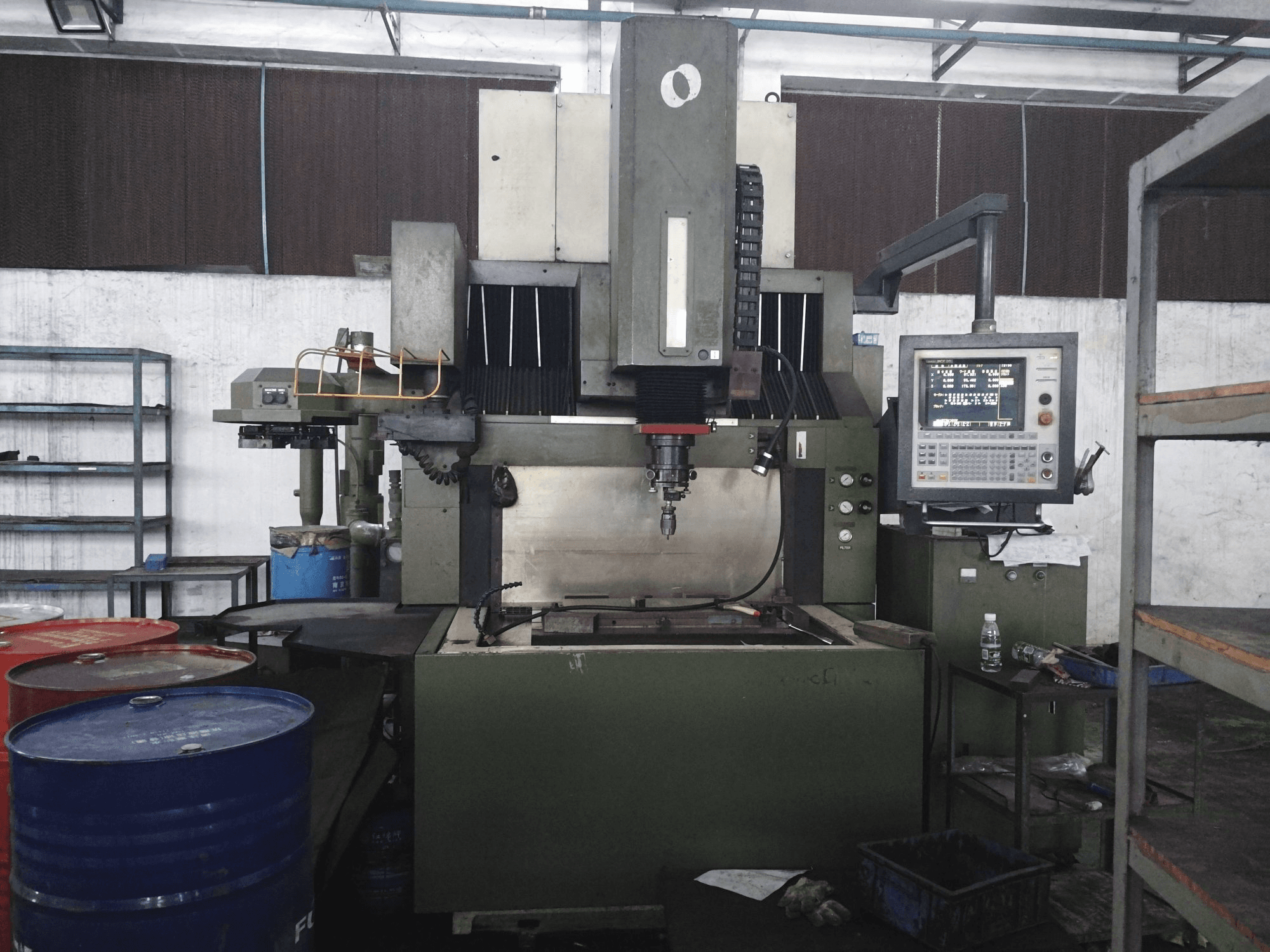 A Makino EDNC65 gép elölnézete