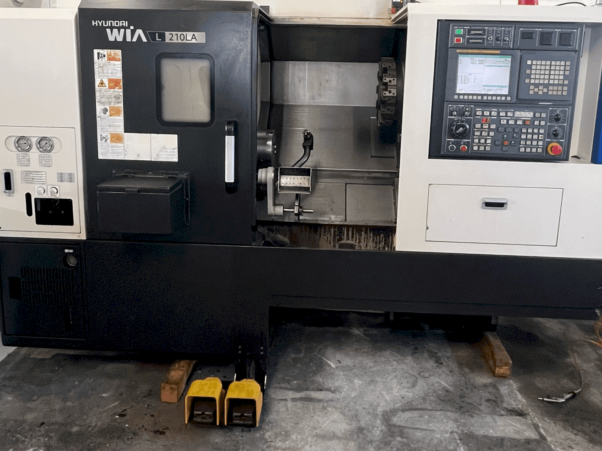 A HYUNDAI KIA L 210LA gép elölnézete