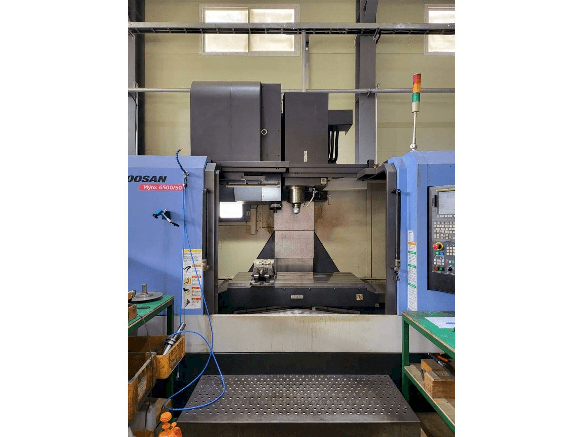A Doosan MYNX 6500/50 gép elölnézete