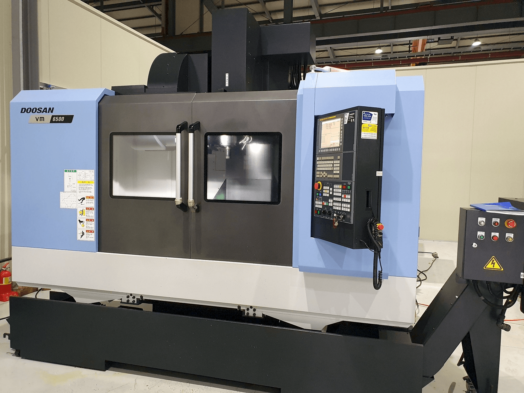 A Doosan VM6500 gép elölnézete