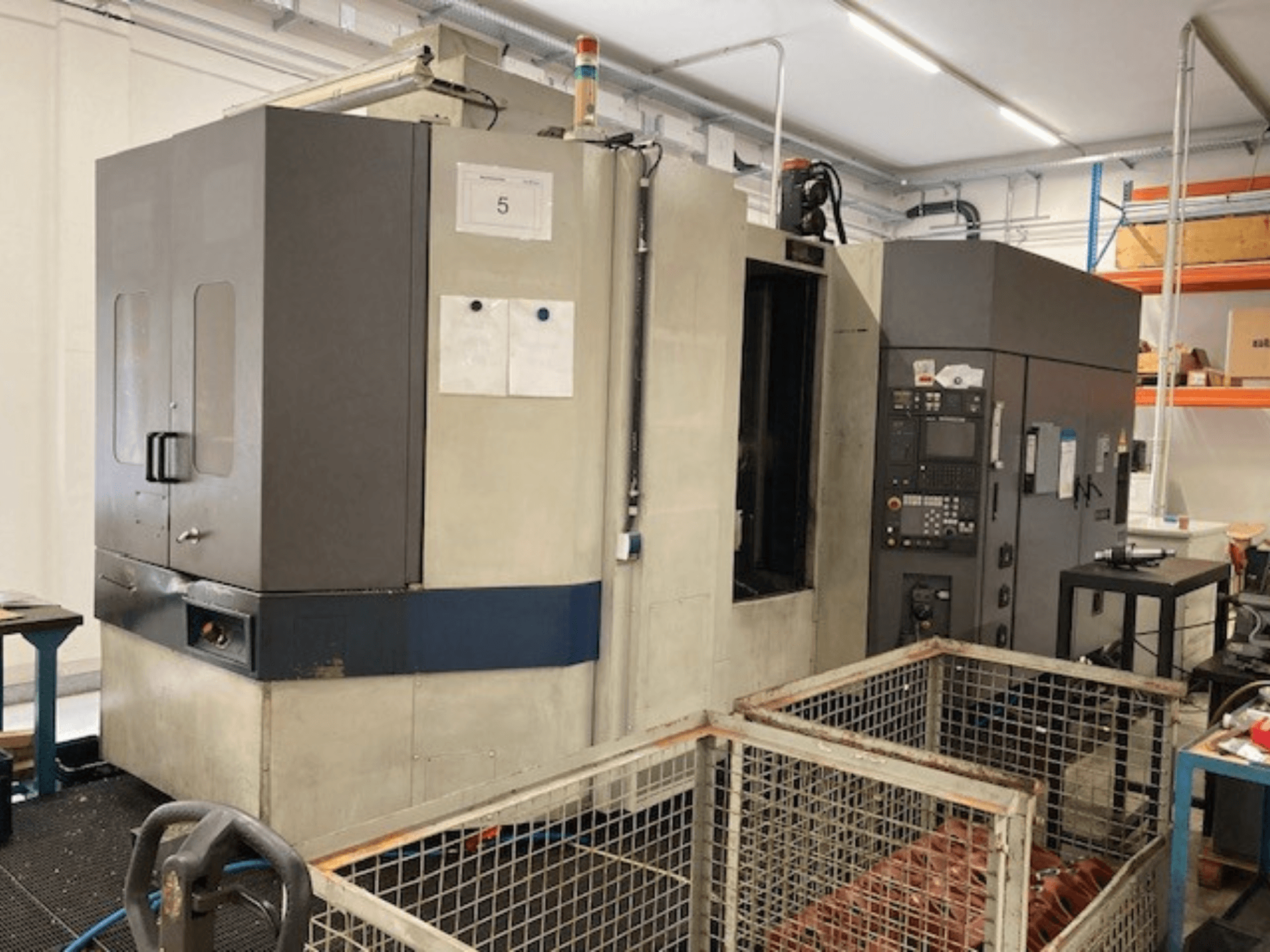 MORI SEIKI SH633 vízszintes megmunkálóközpont, előlnézet, a vezérlőpanel és a biztonsági funkciók bemutatása.