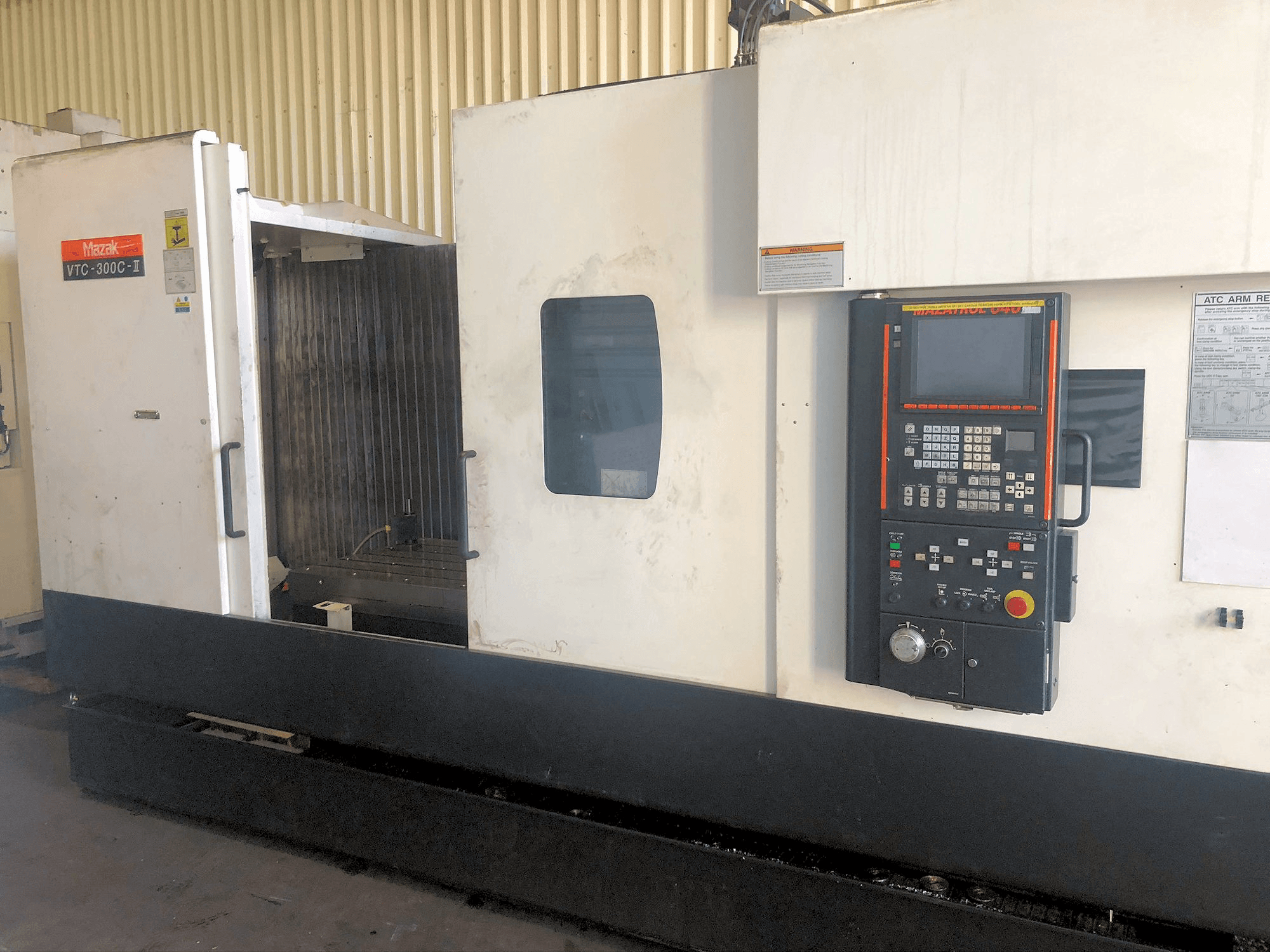 A Mazak VTC-300C-II gép elölnézete