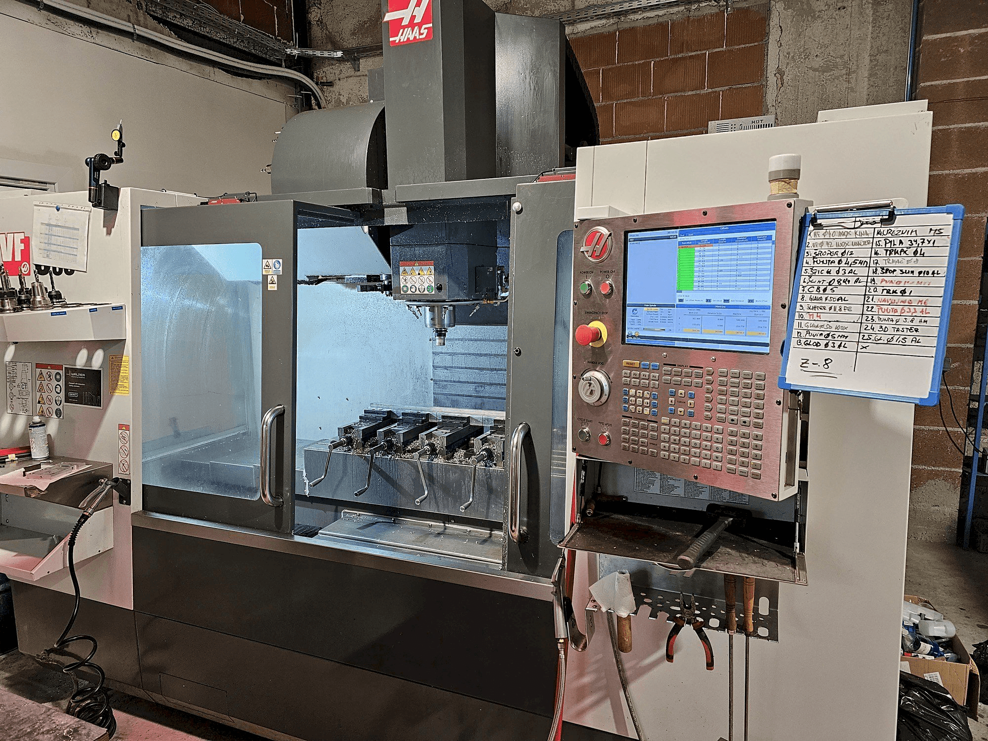 A HAAS VS3SS gép elölnézete