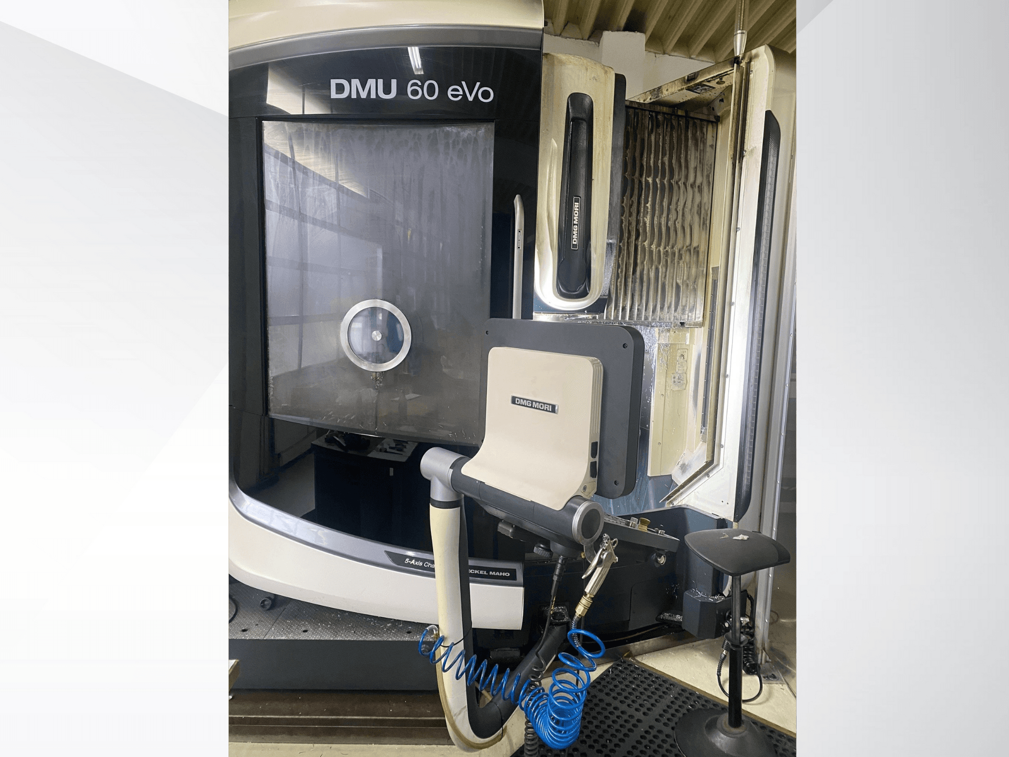 DMU 60 eVo CNC marógép, előlnézet, a vezérlőpanel és a szerszámok, ideális precíziós megmunkáláshoz.