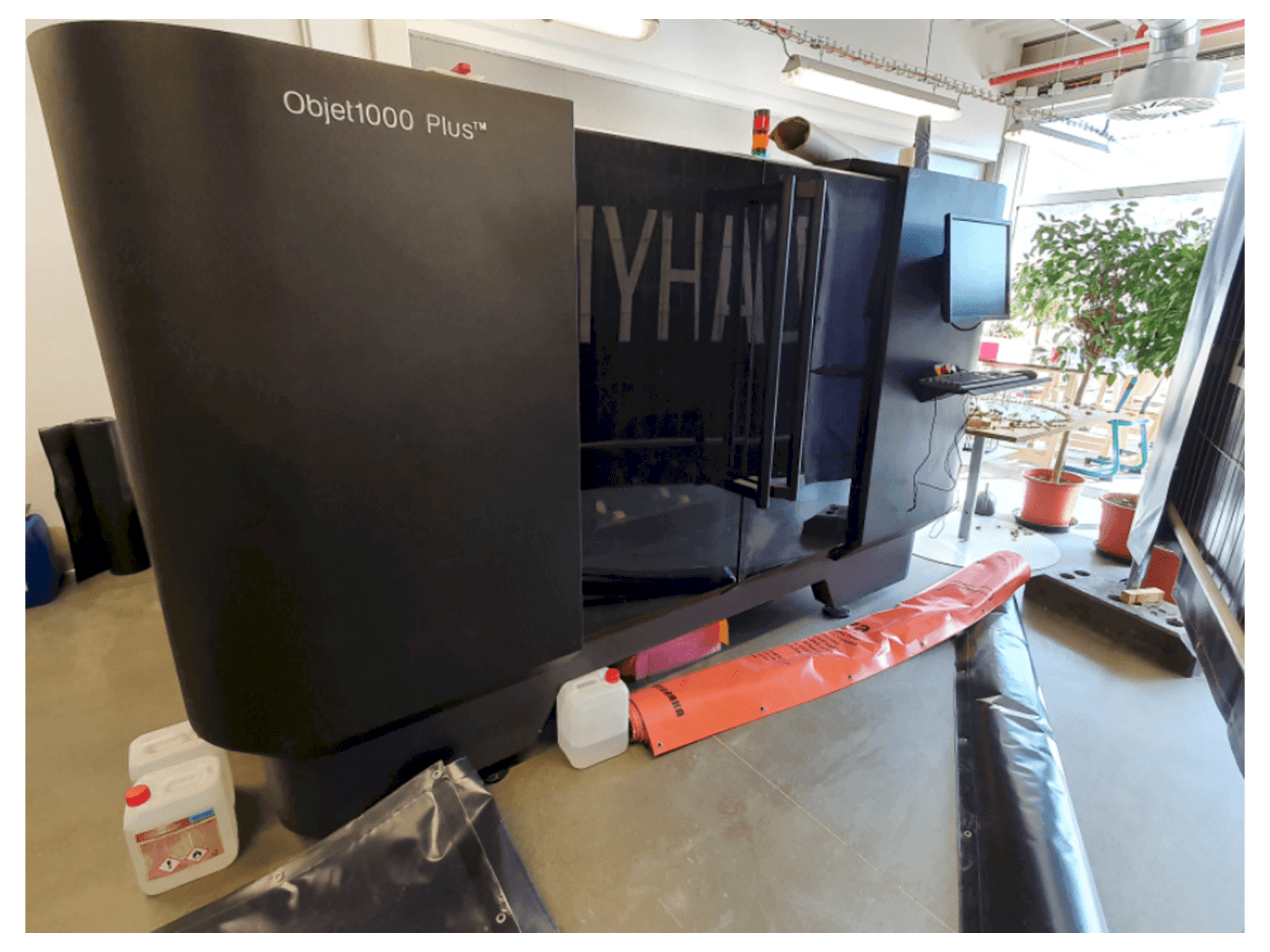 A Stratasys Objet 1000 Plus gép elölnézete