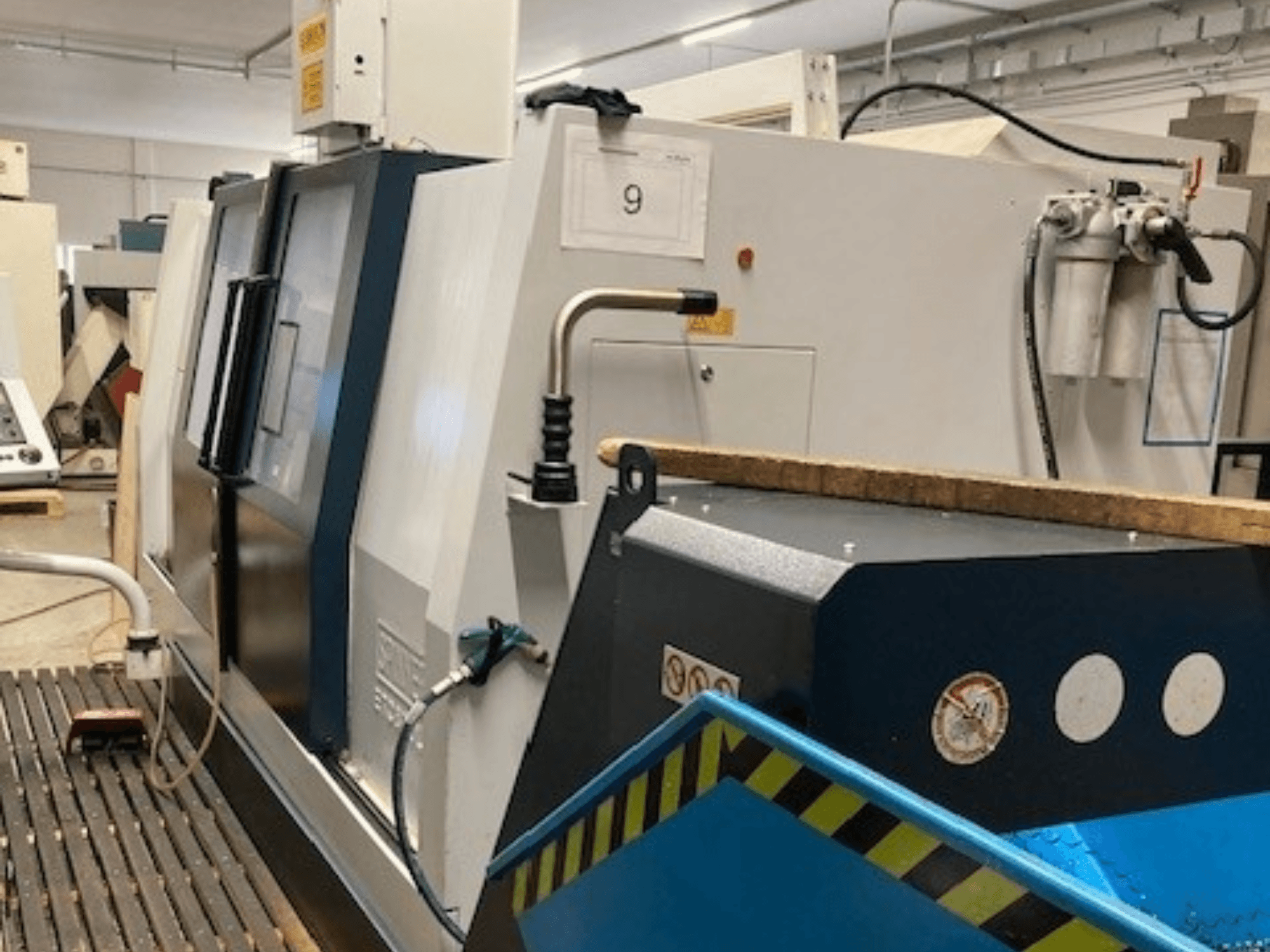 SPINNER TC800L 110 vízszintes esztergagép oldalnézetből, a vezérlőpanel és a biztonsági funkciók bemutatásával.