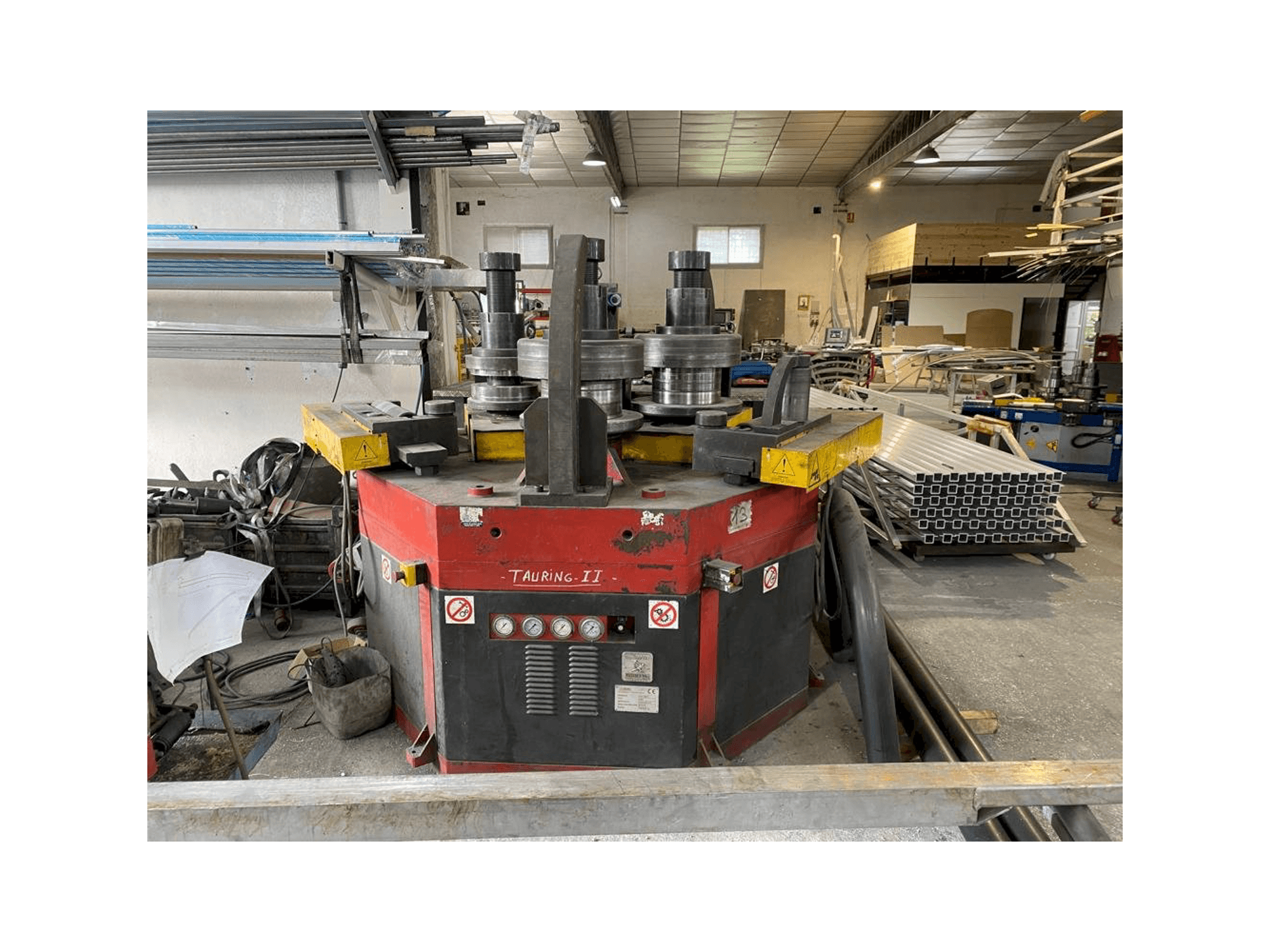 A Tauring Alfa 200 gép elölnézete