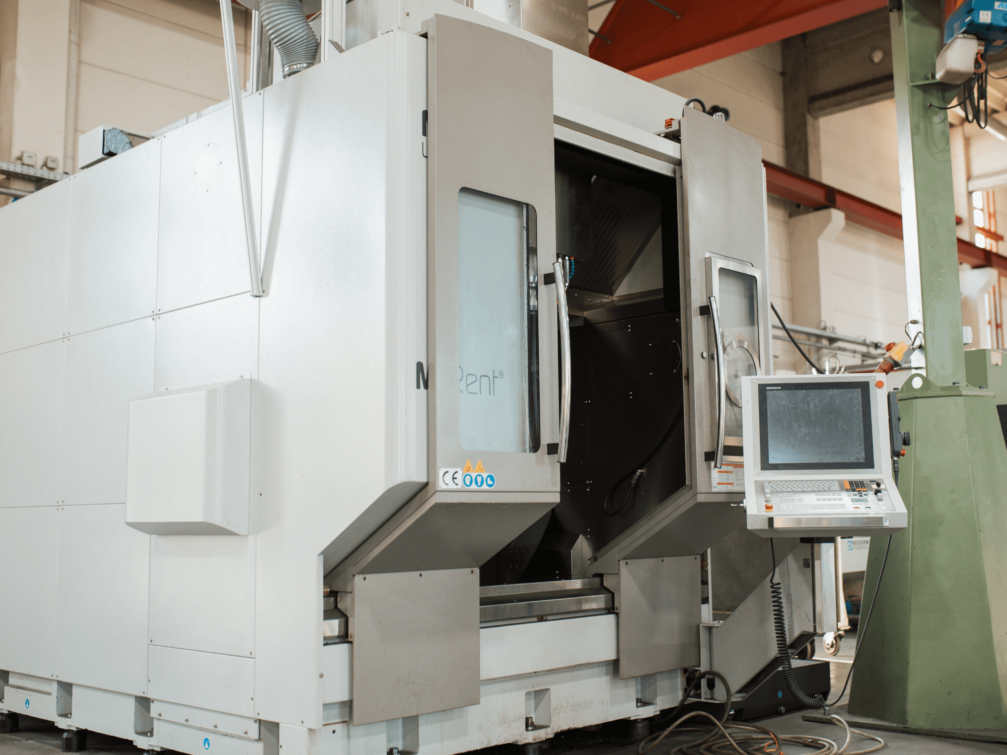 N Rent® CNC marógép, előlnézet, képernyős vezérlőpanel, nyitott ajtók és ipari környezet.