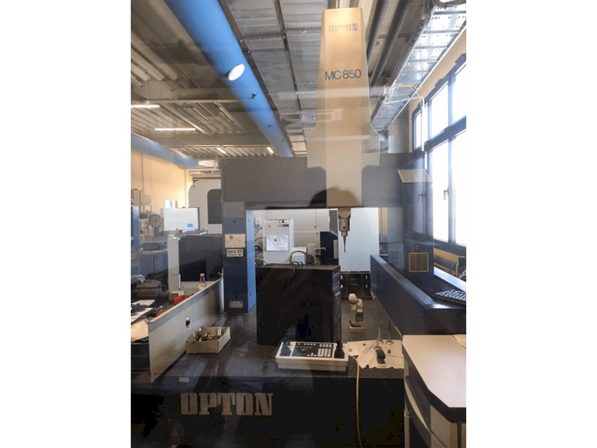 A ZEISS Opton MC 850 gép elölnézete