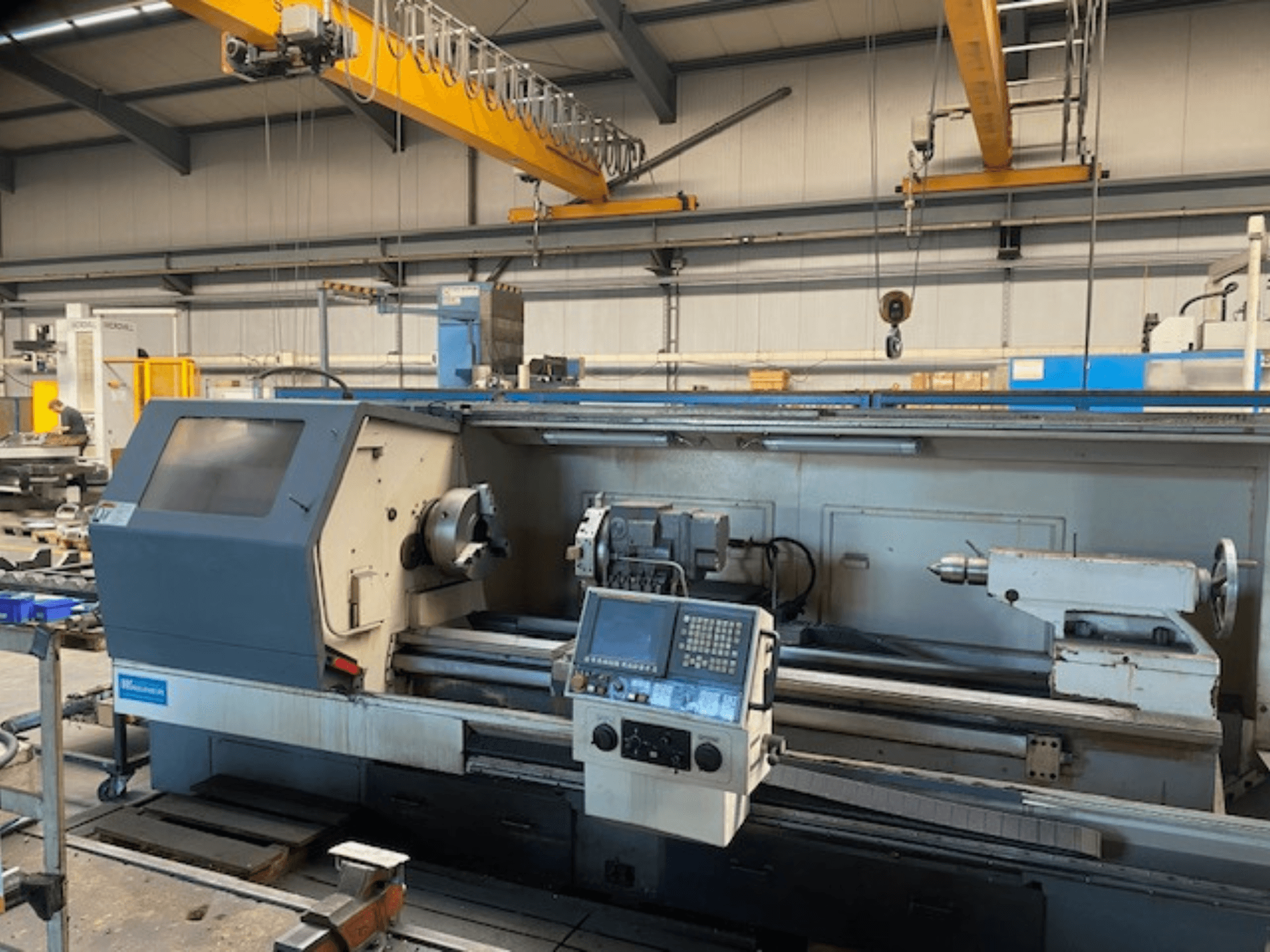 Wabeco precíziós esztergagép, előlnézet a vezérlőpanellel, az orsó és a szerszámok beállítását mutatja be gyári környezetben.