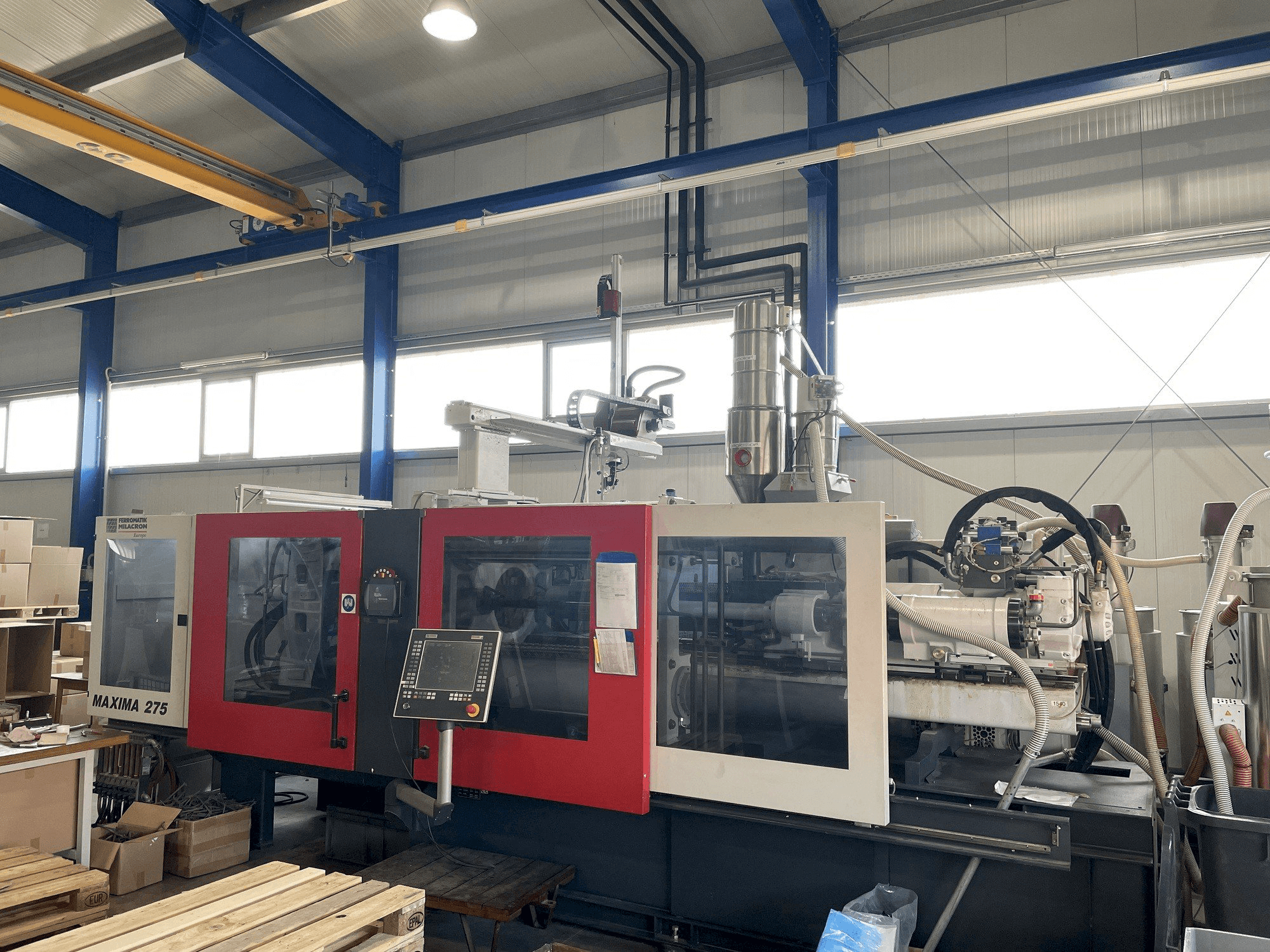 A FERROMATIK MILACRON Maxima 275 gép elölnézete