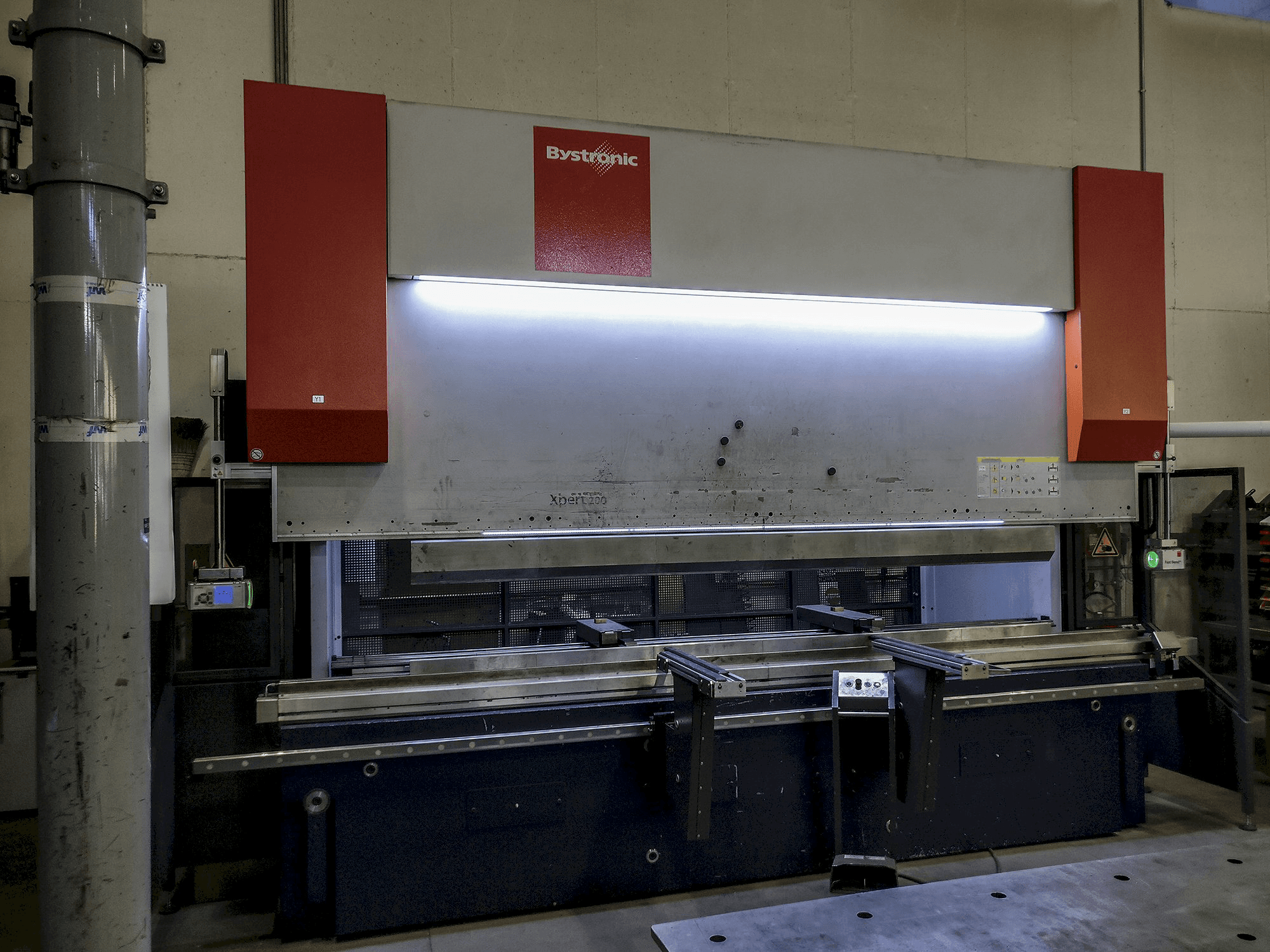 A Bystronic Xpert 200x4100 gép elölnézete