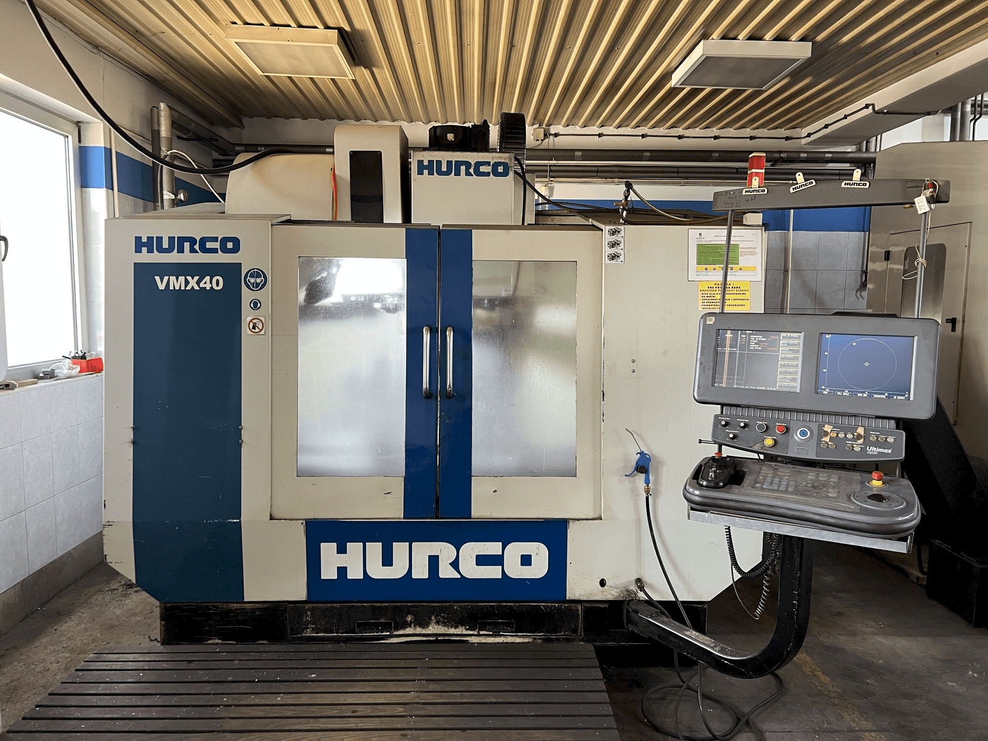 A Hurco VMX 40 gép elölnézete