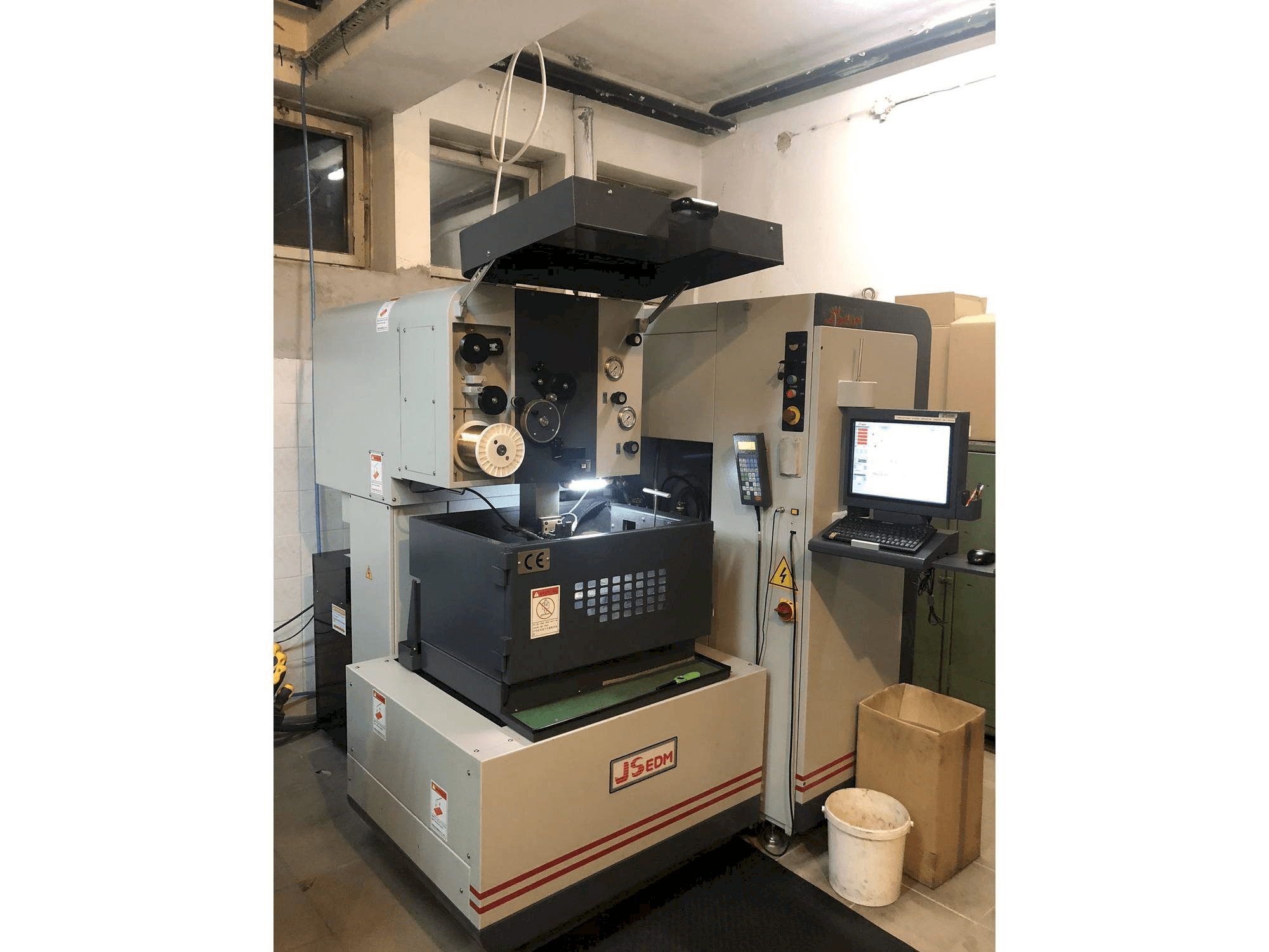 A JS EDM Wi-200s gép elölnézete