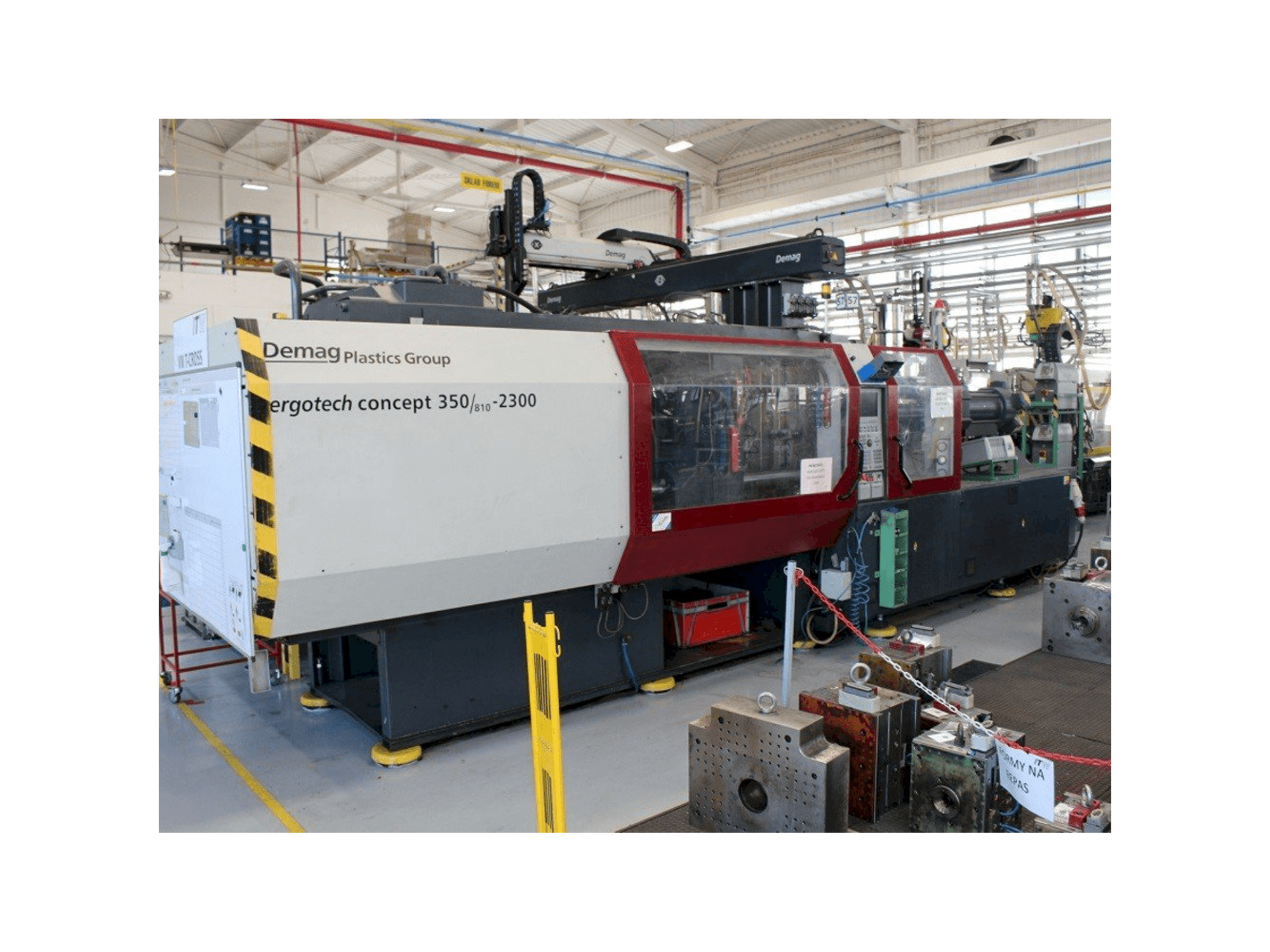 A DEMAG Ergotech 350/810-2300 gép oldalnézete