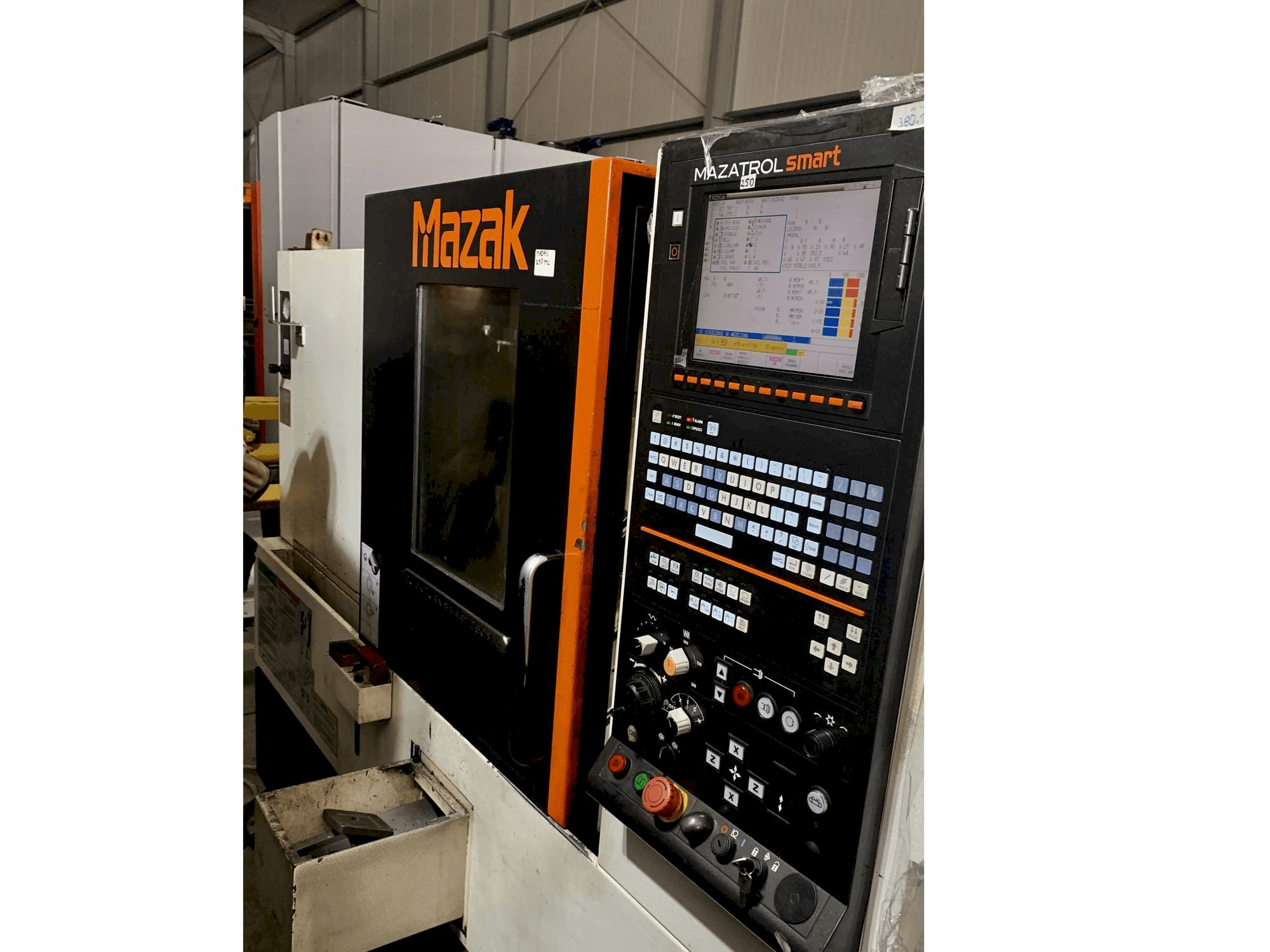A Mazak QUICK TURN SMART 250 M L gép elölnézete