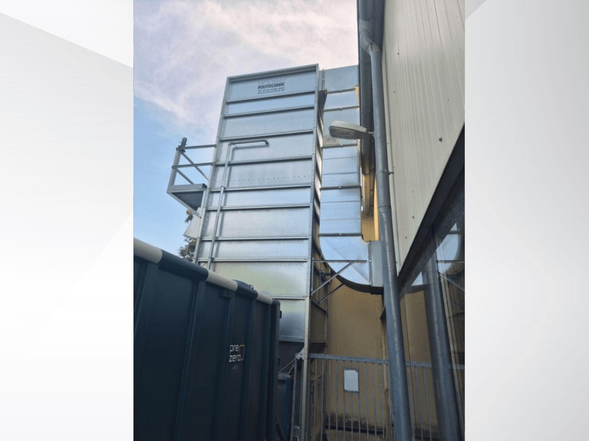 Polytechnick MultiStar JP5 BrikStar c-3 18 a HOCKER-től, oldalnézetben a fémszerkezet és a csatornarendszer az égbolton.