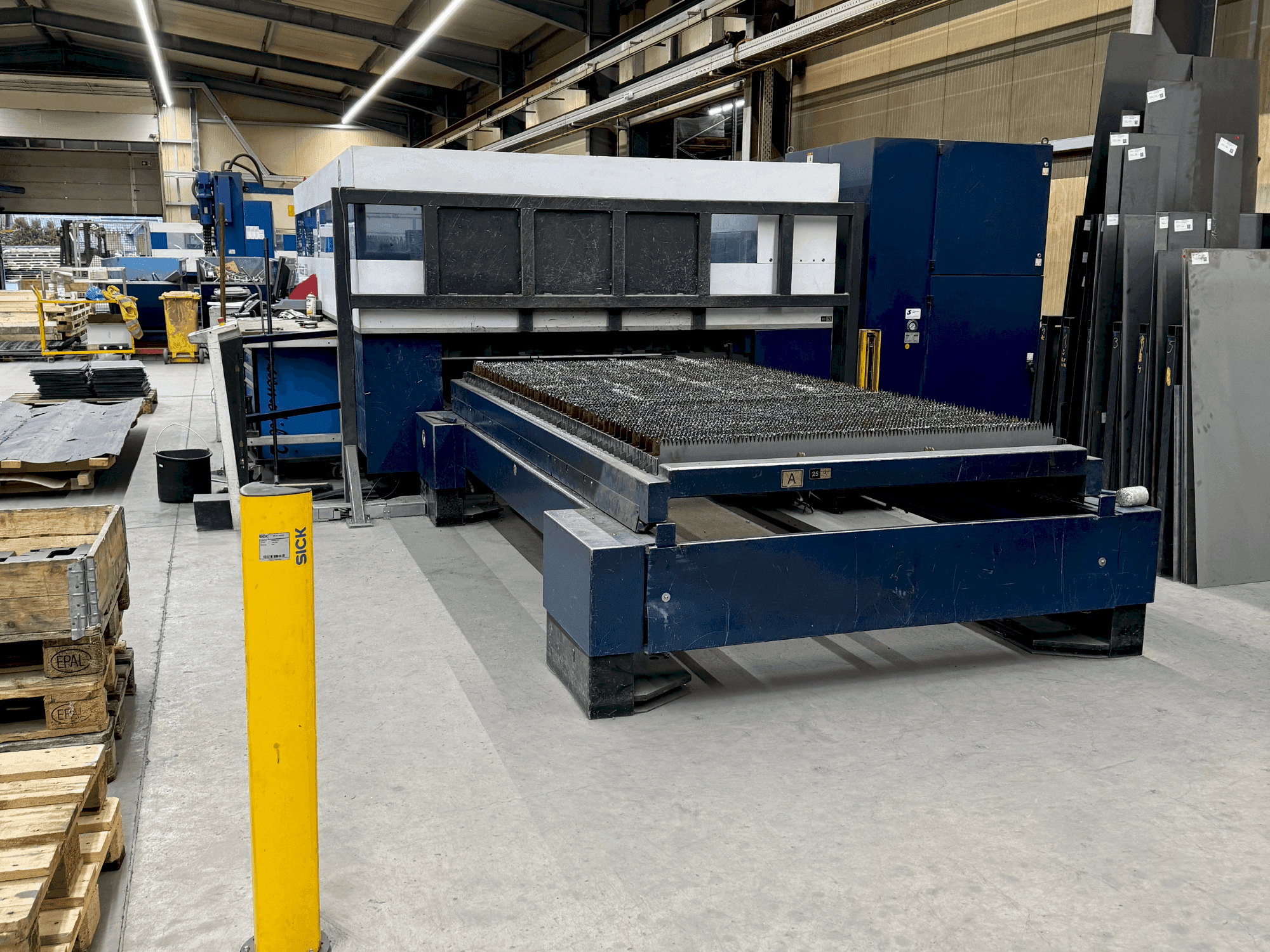 A TRUMPF TruLaser 3030 4kW (L20) gép elölnézete