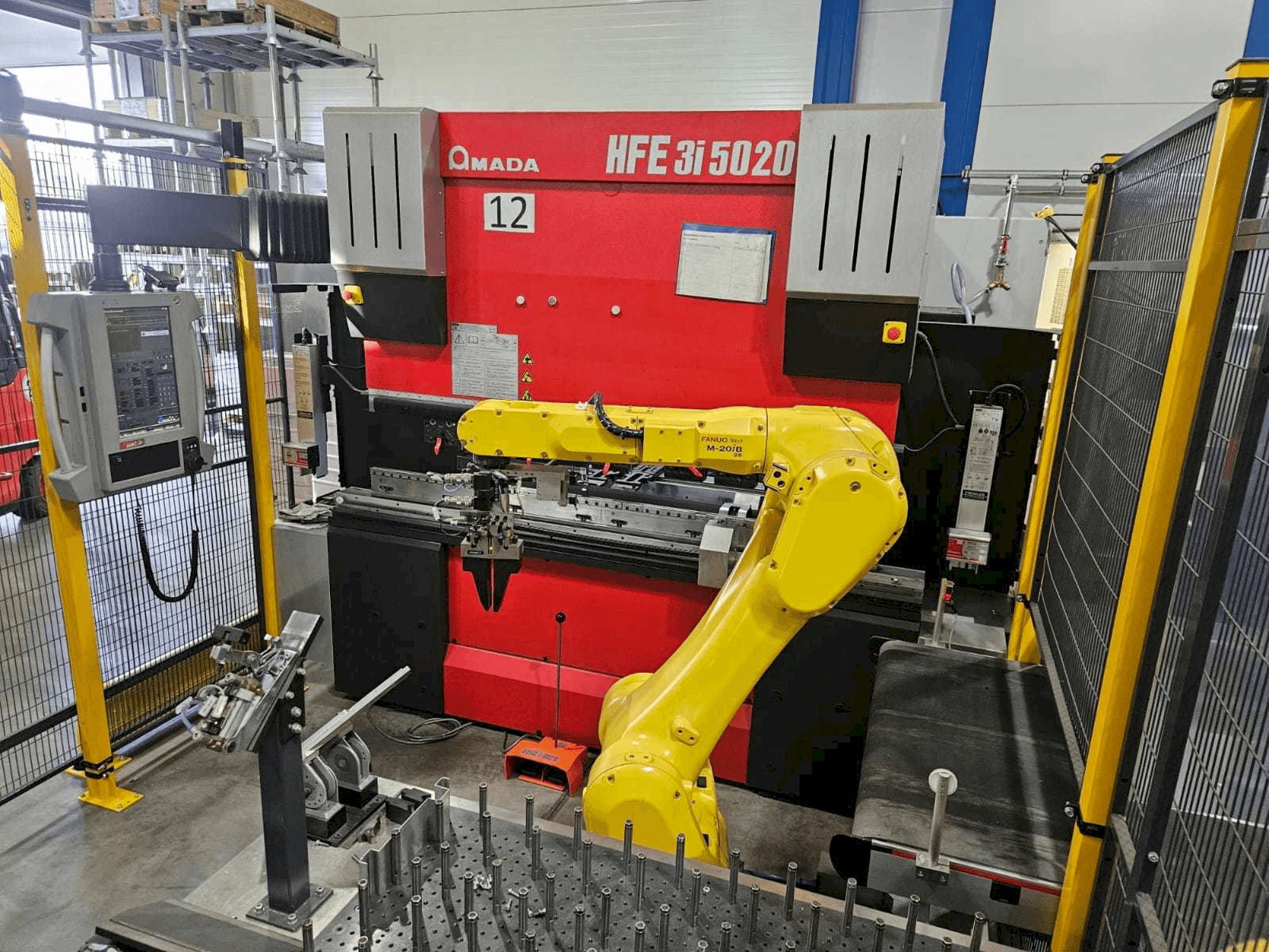 A AMADA HFE5020 3i + Robot gép elölnézete