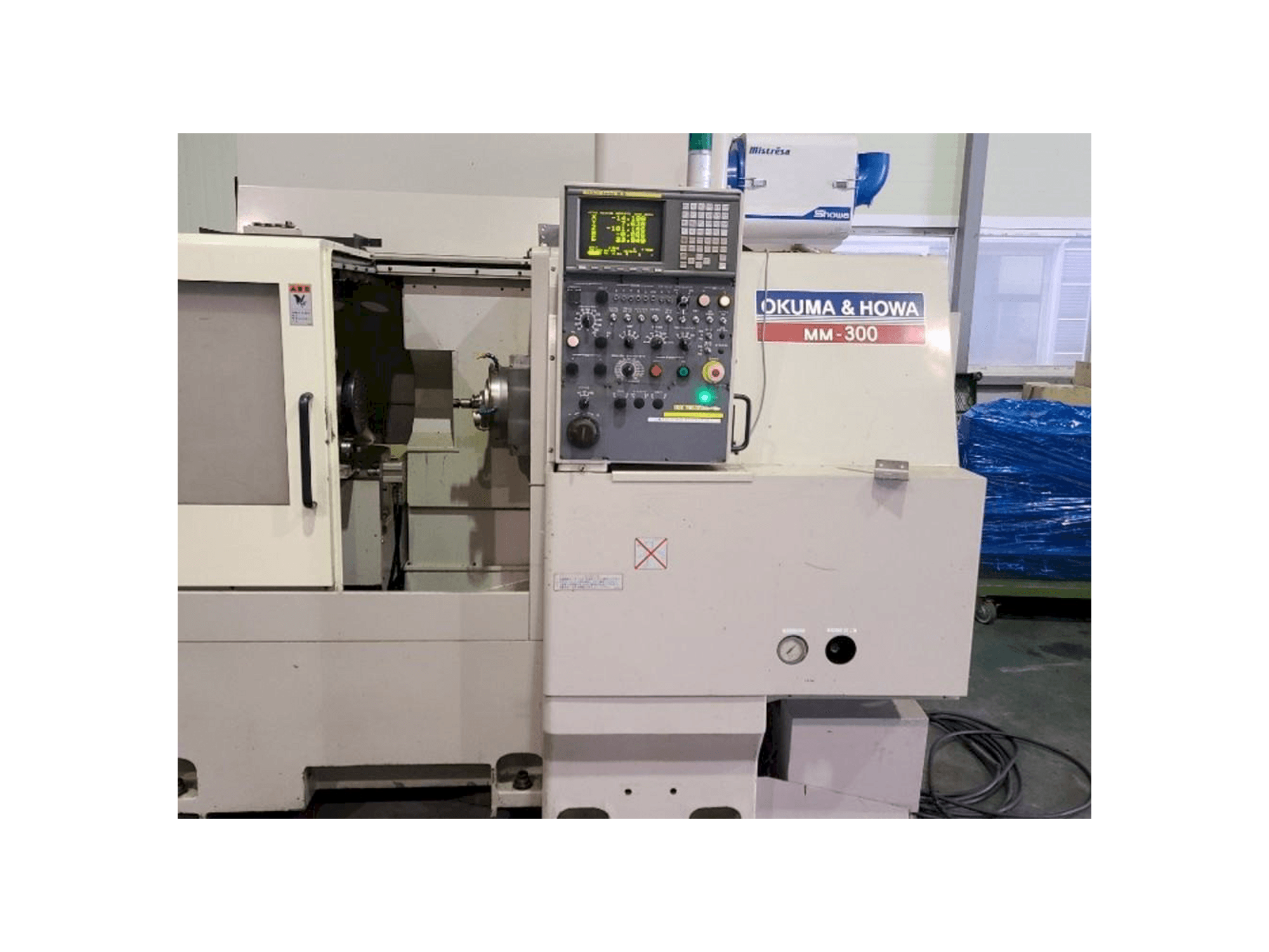 A OKUMA&HOWA MM-300 gép elölnézete