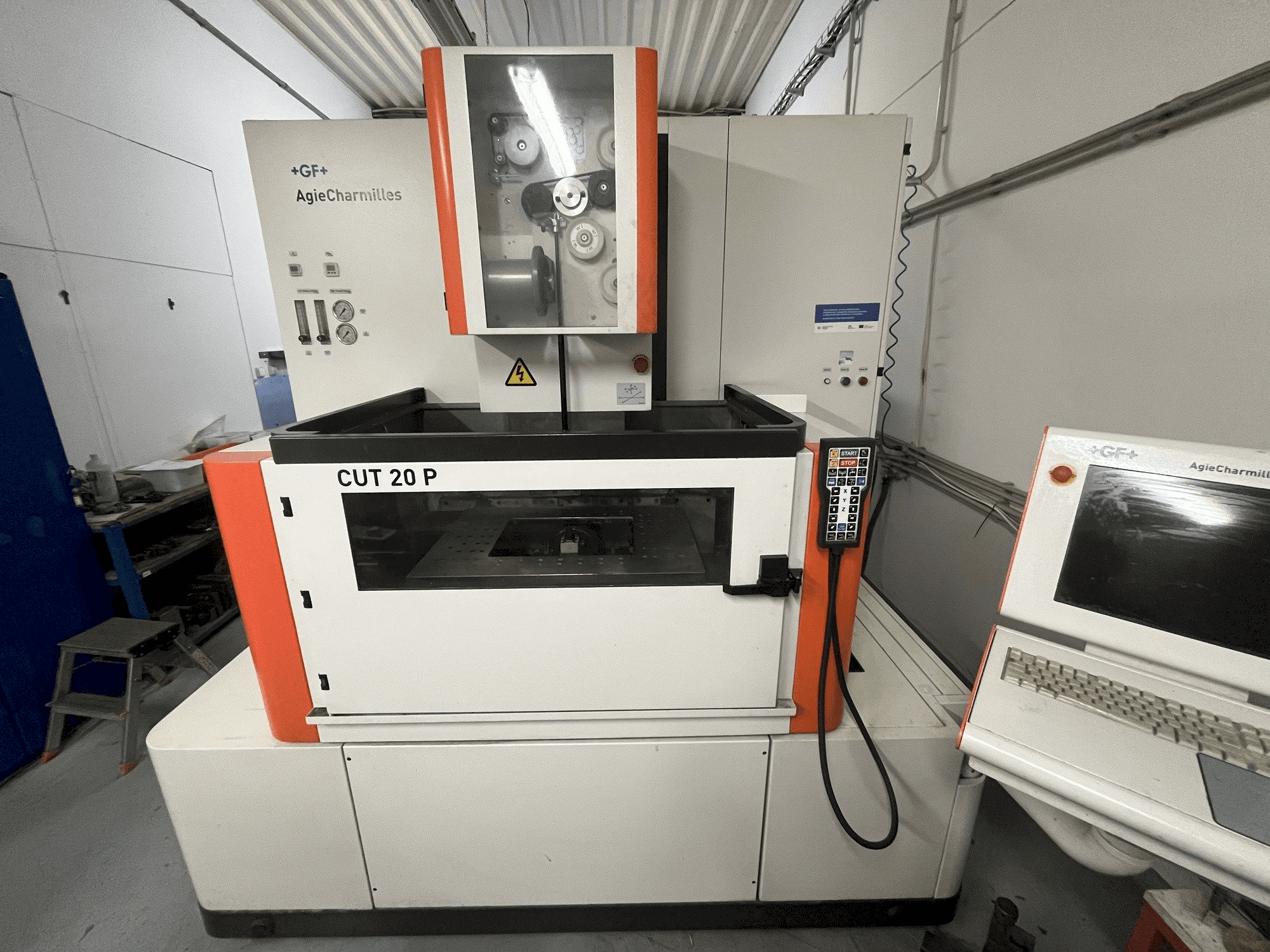 A AgieCharmilles CUT 20 P gép elölnézete