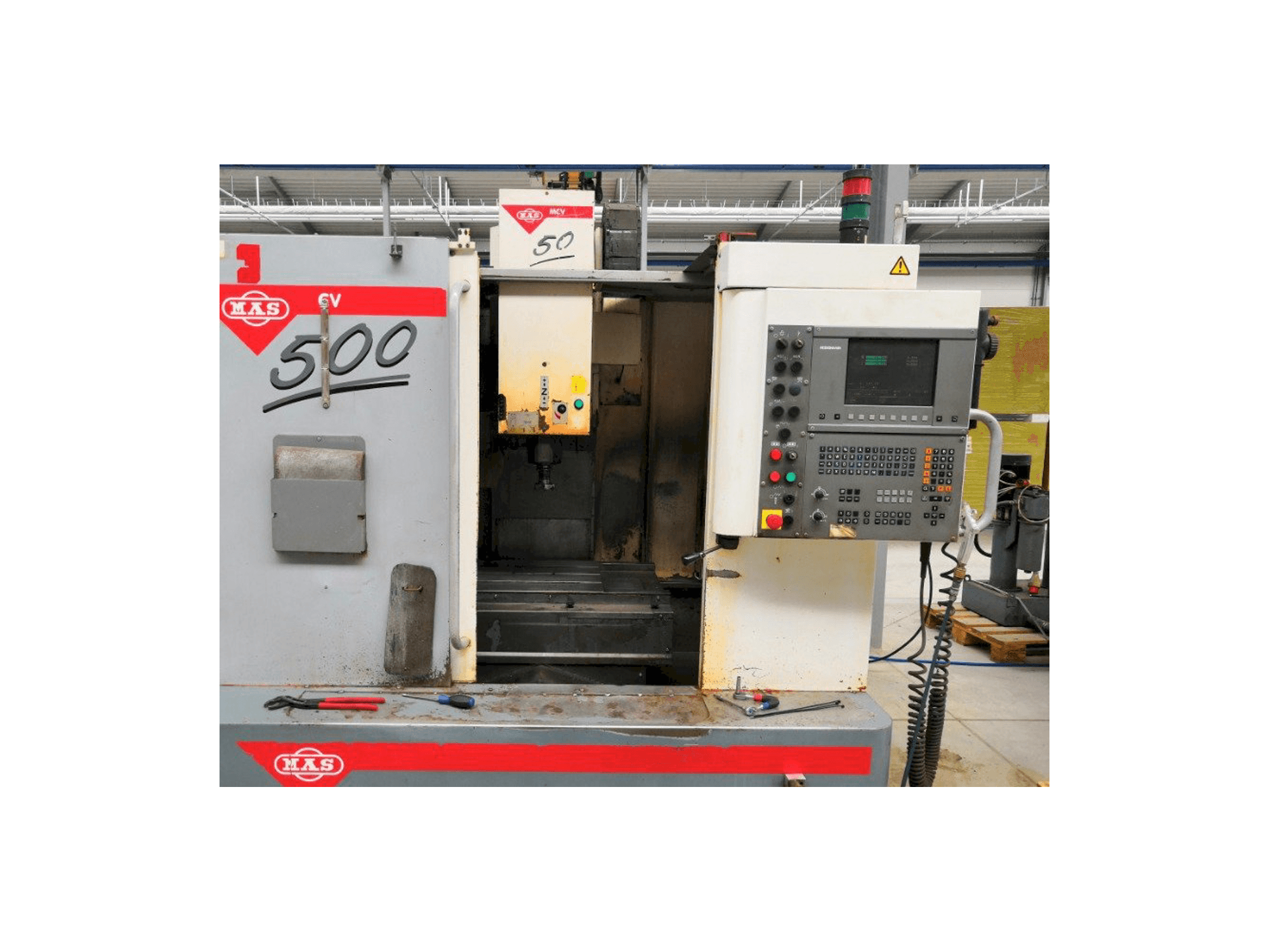 A KOVOSVIT MAS MCV 500 CNC gép elölnézete