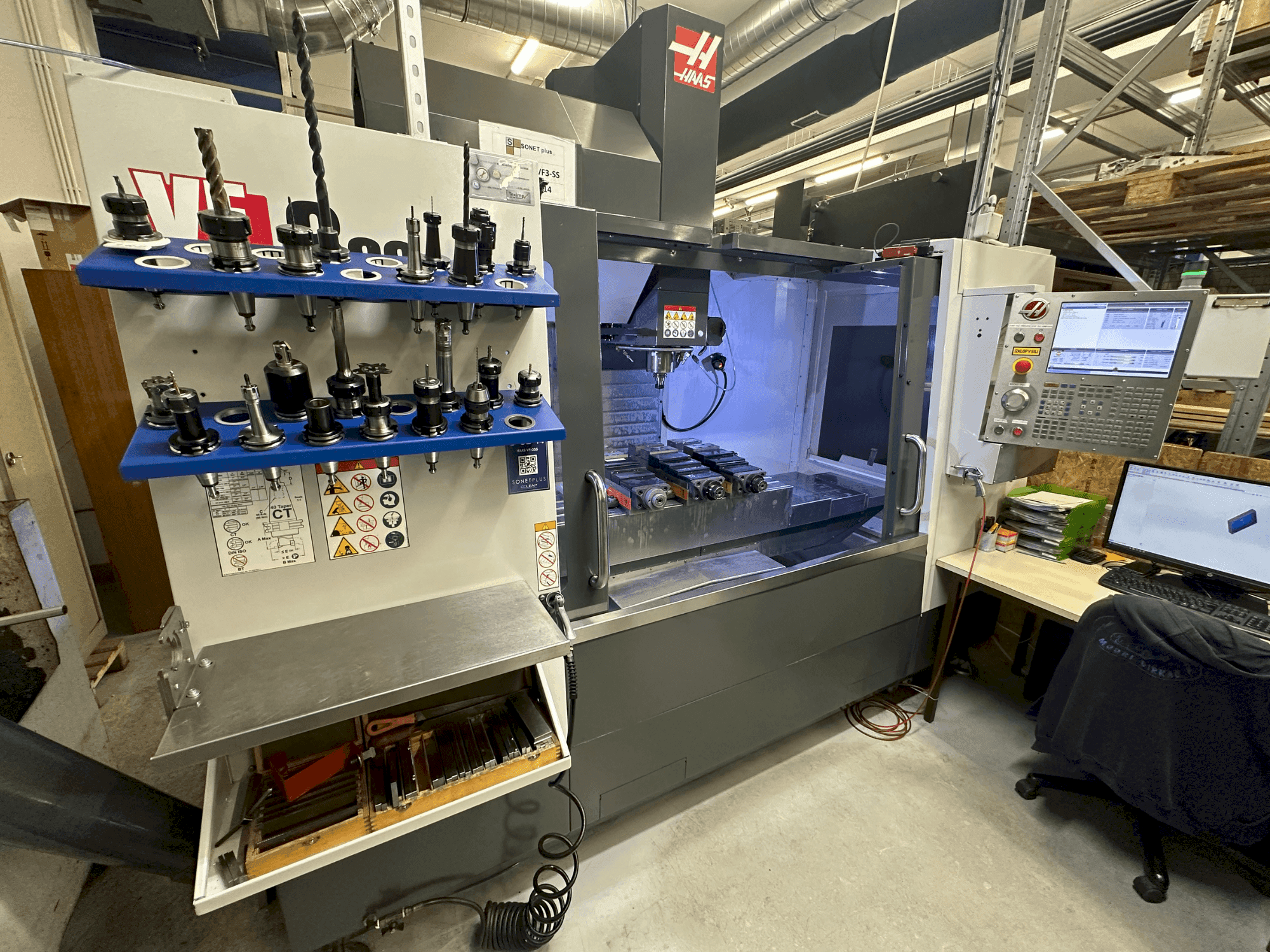 A HAAS VF-3SS gép elölnézete