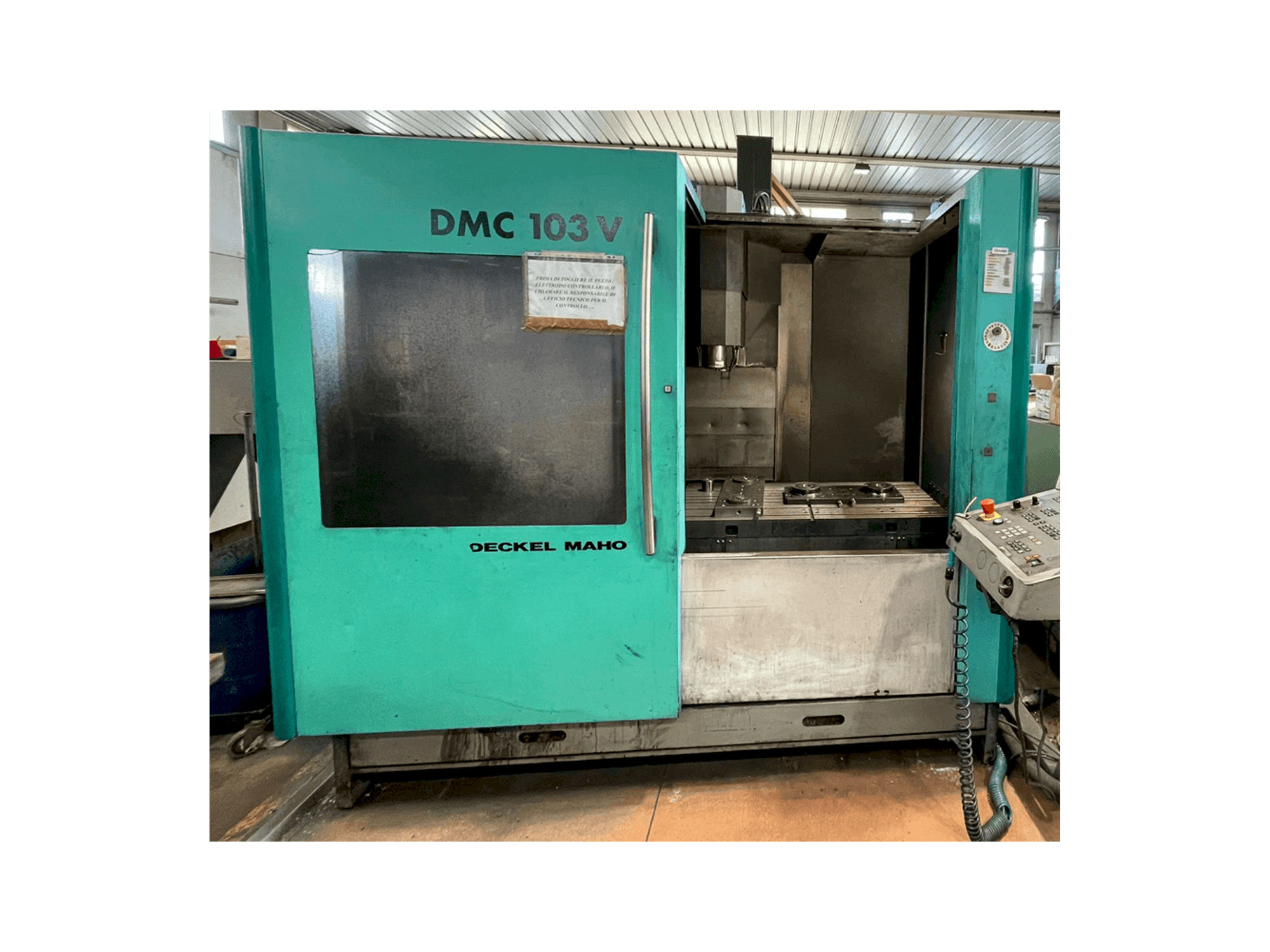A DECKEL MAHO DMC 103 gép elölnézete