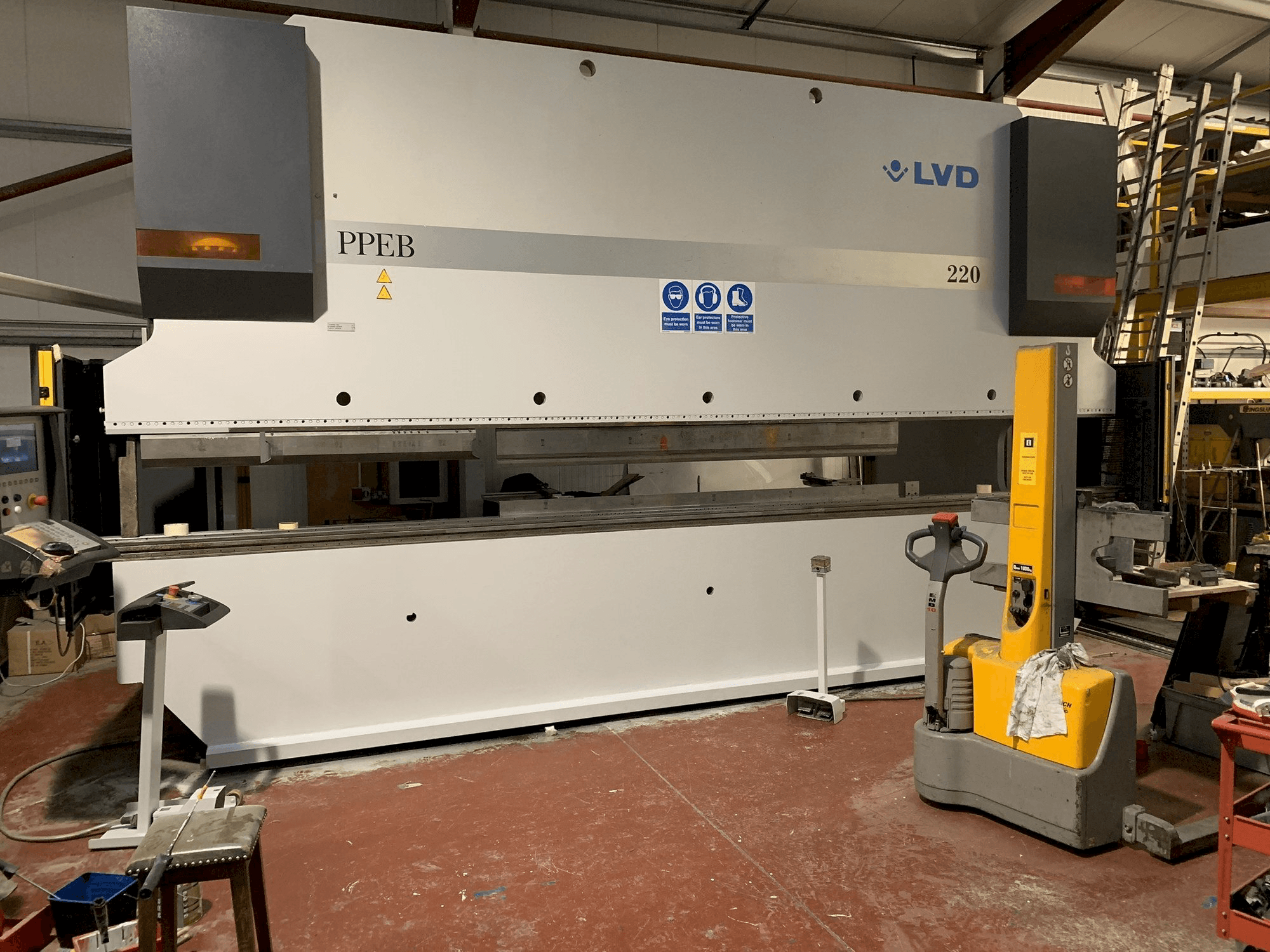 A LVD PPEB 220/6100 gép elölnézete
