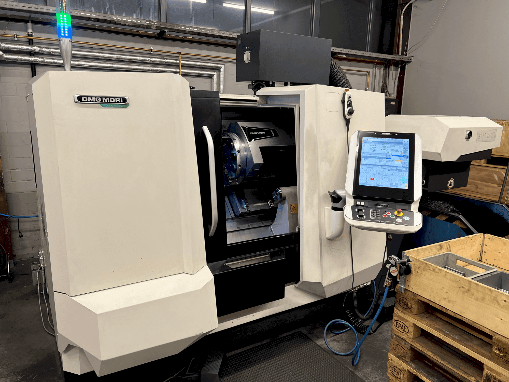 A DMG MORI CLX 350 V4 gép elölnézete