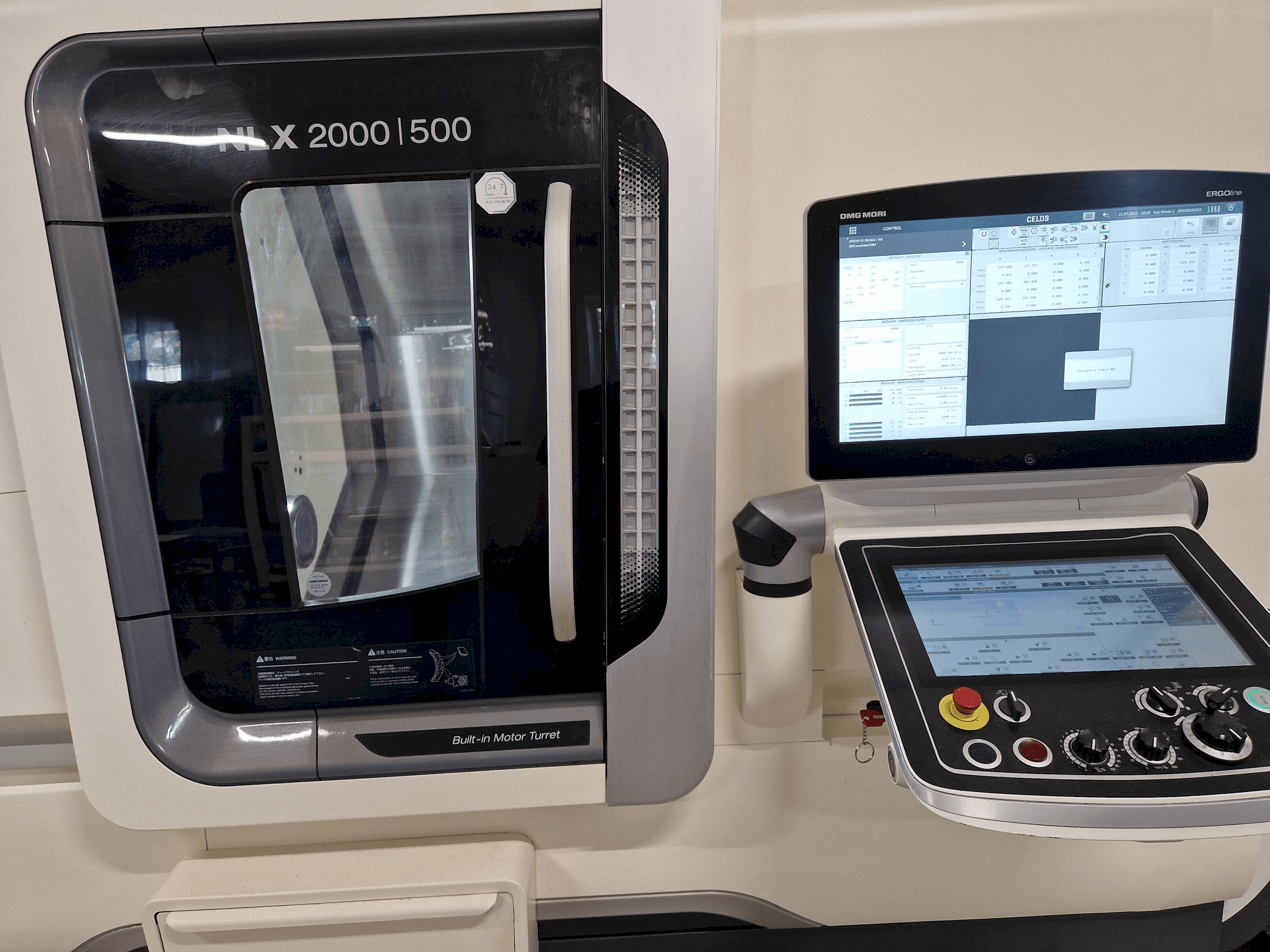 A DMG NLX2000SY-500 gép elölnézete