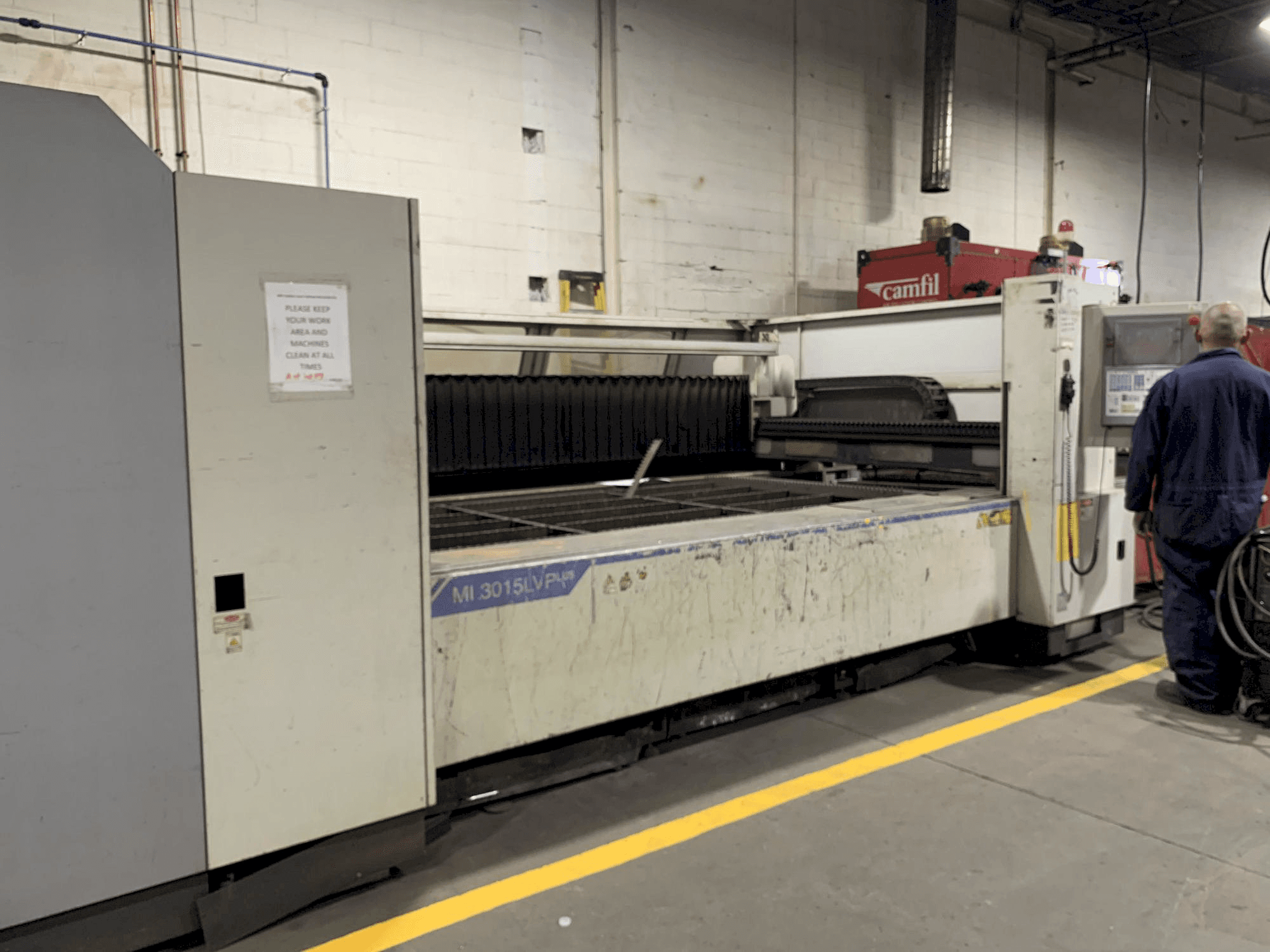 A Mitsubishi LV 3015 PLUS gép oldalnézete