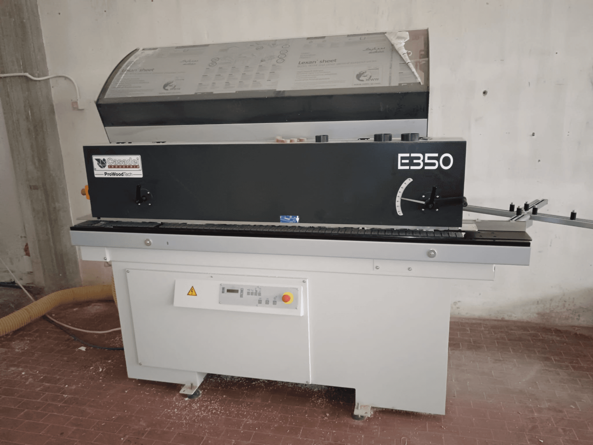 Cesaroli ProWoodtech E350, egy fehér alapra szerelt faipari megmunkálógép oldalnézetben, vezérlőpanellel és porgyűjtővel.