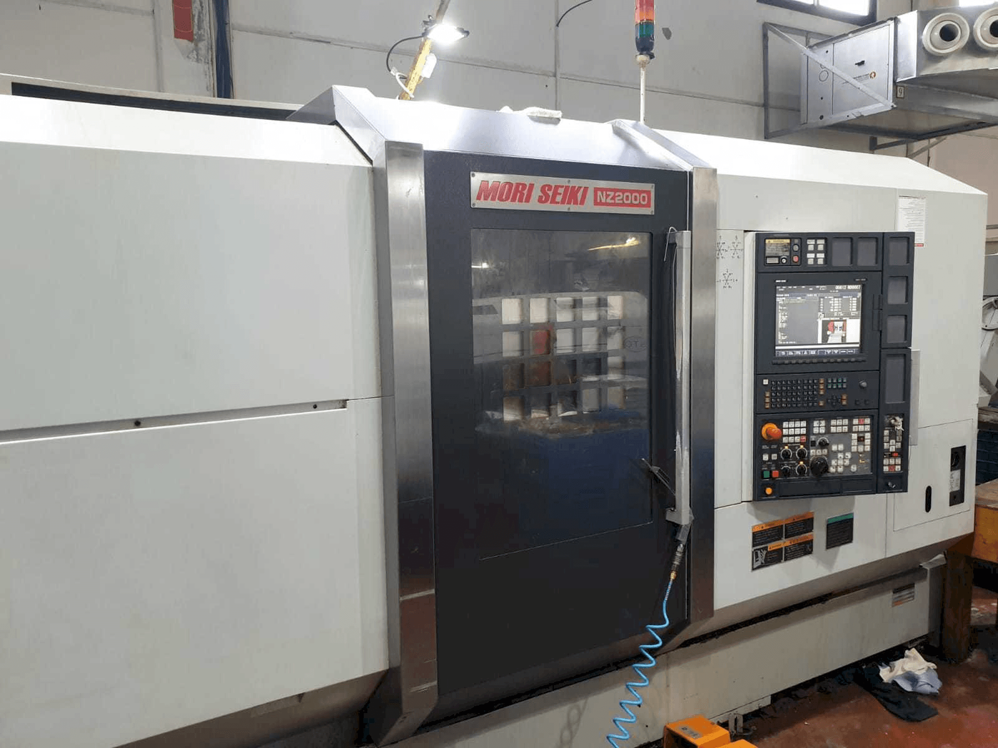 A MORI SEIKI NZ2000 T3Y3 gép elölnézete