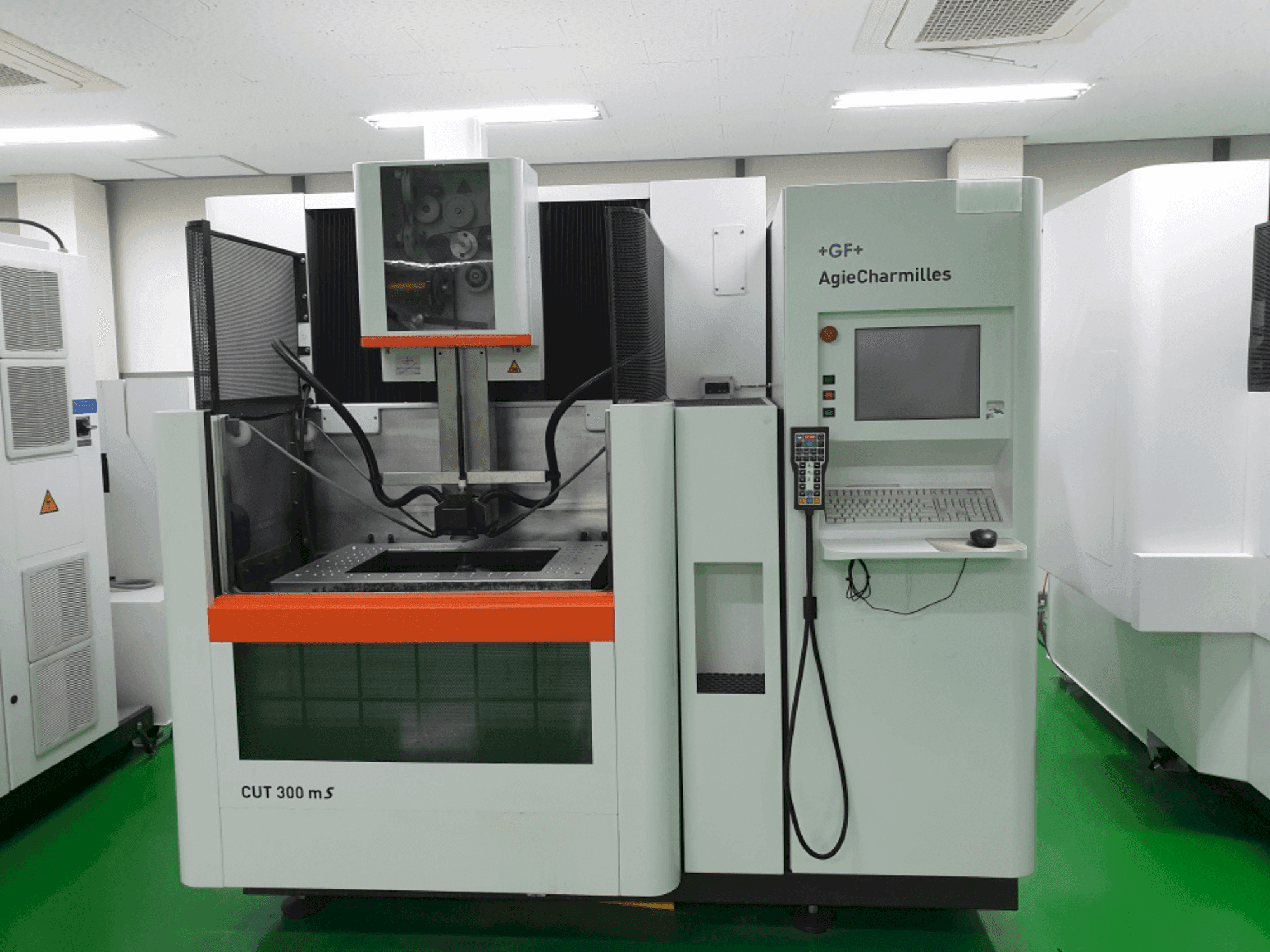 A AgieCharmilles CUT 300MS gép elölnézete