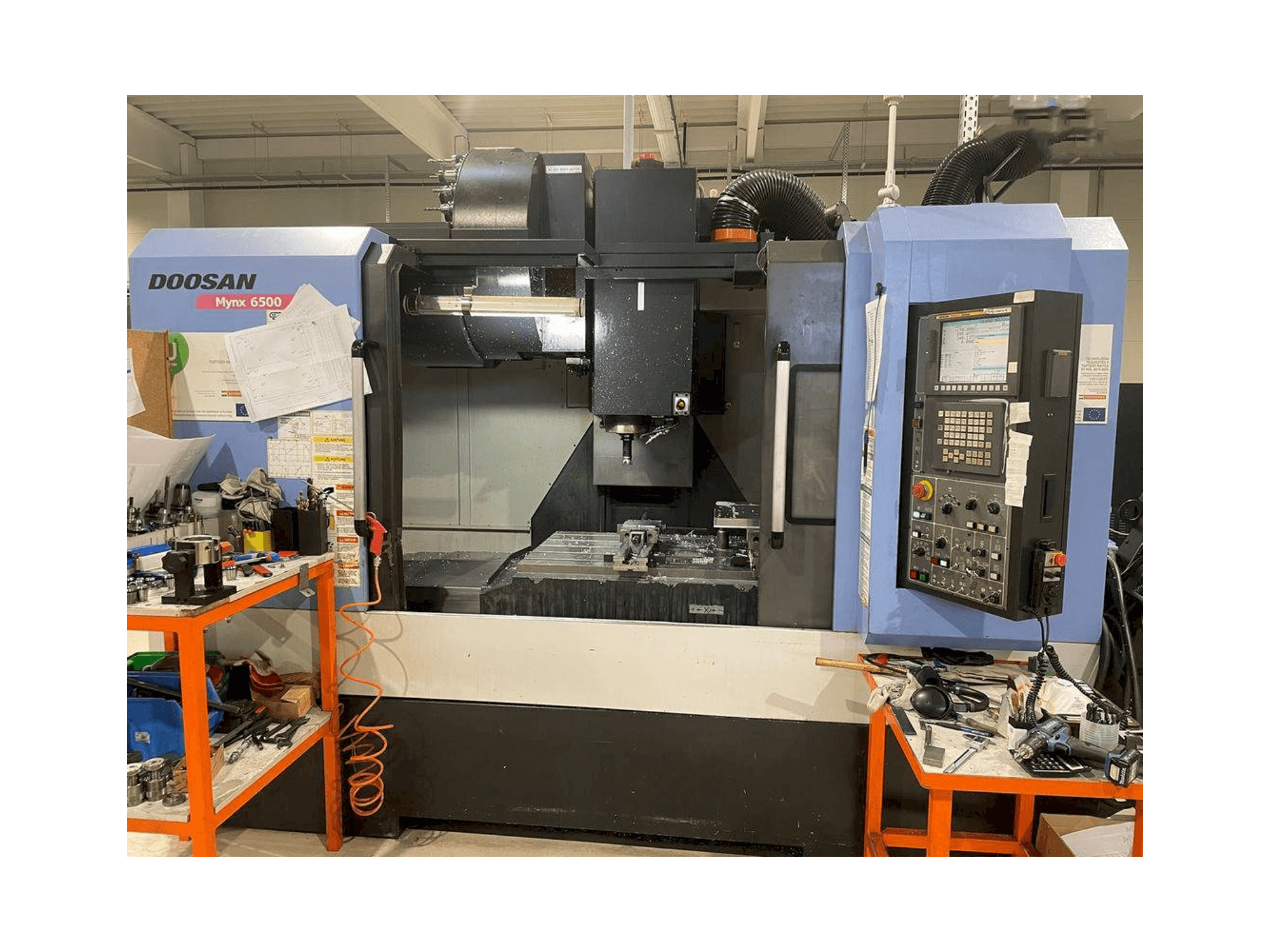 A Doosan MYNX DNM 6500 gép elölnézete