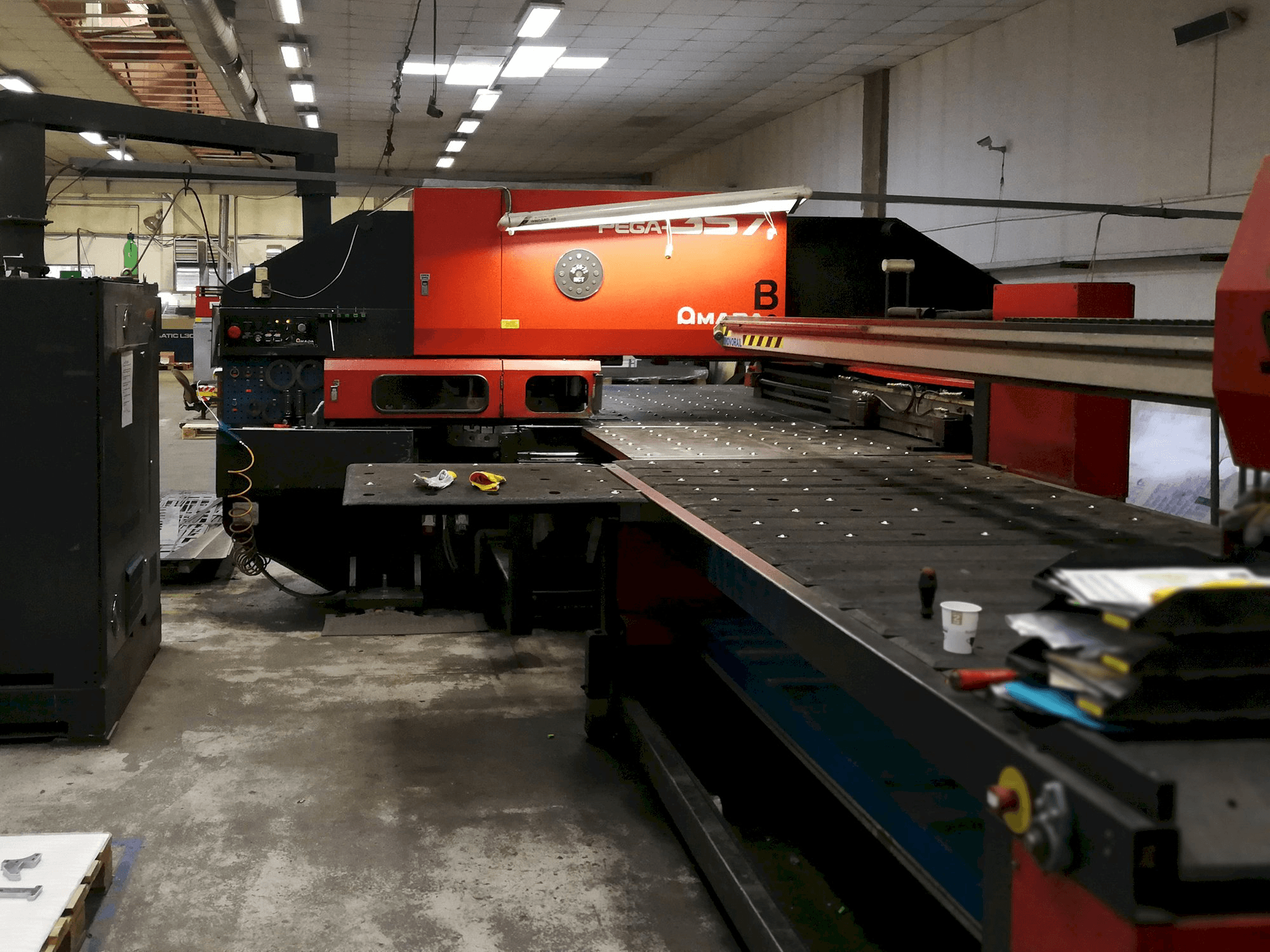 A AMADA PEGA 357 gép elölnézete