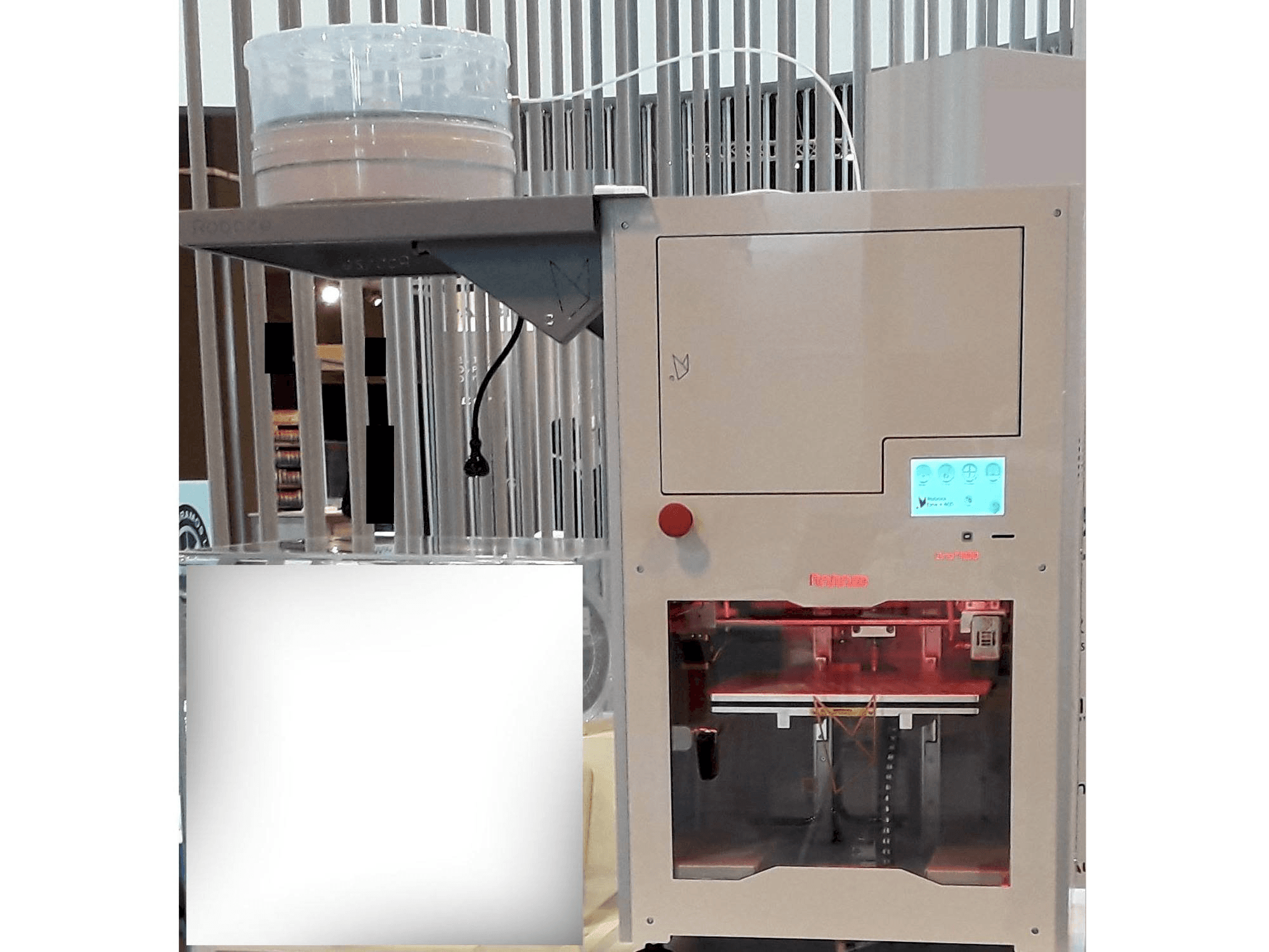 A Roboze One Plus 400 gép elölnézete