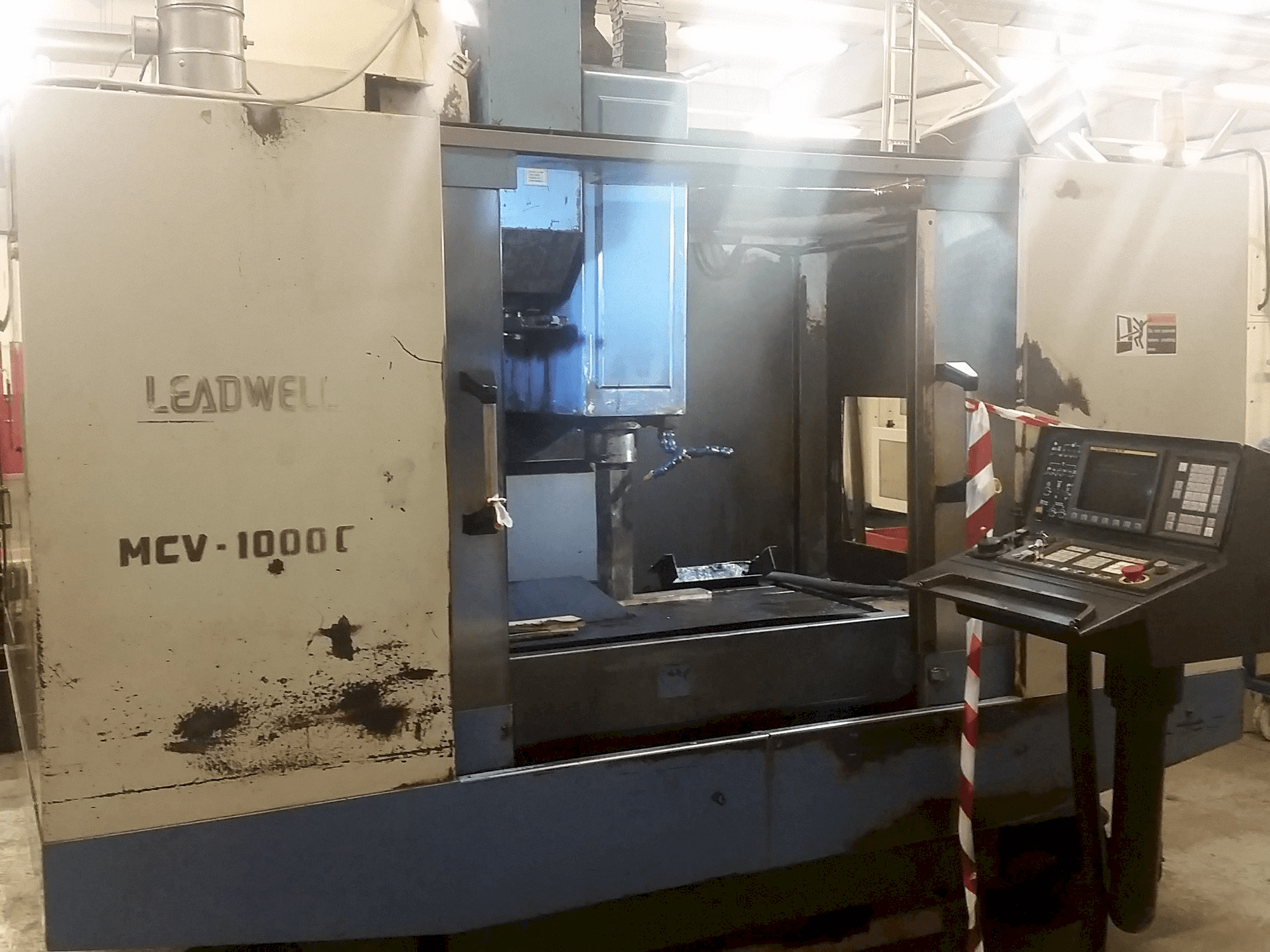 A Leadwell MCV-1000CR gép elölnézete