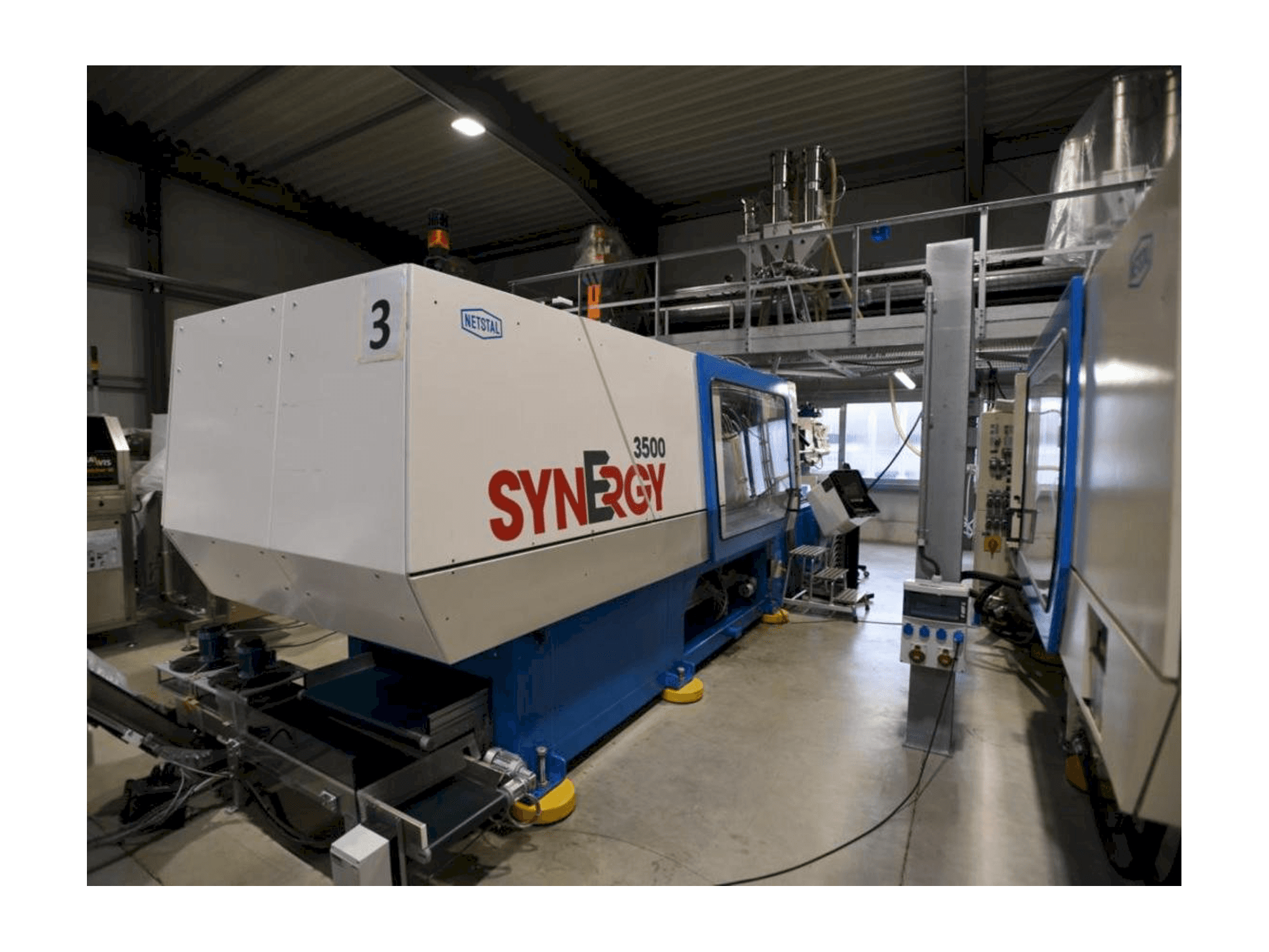 A Netstal SynErgy 3500-2150 gép elölnézete