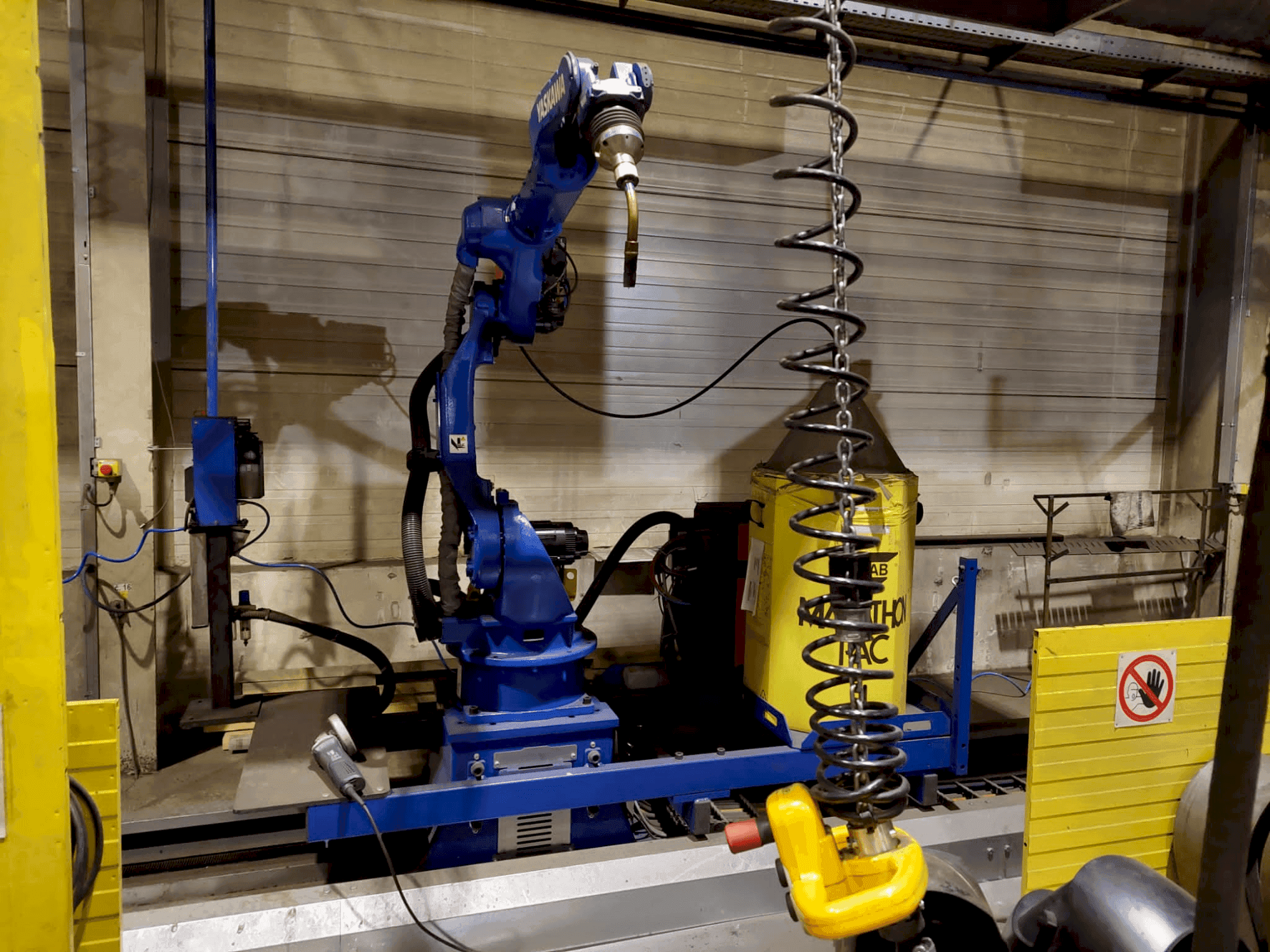 A Yaskawa MA2010 Welding Station gép elölnézete