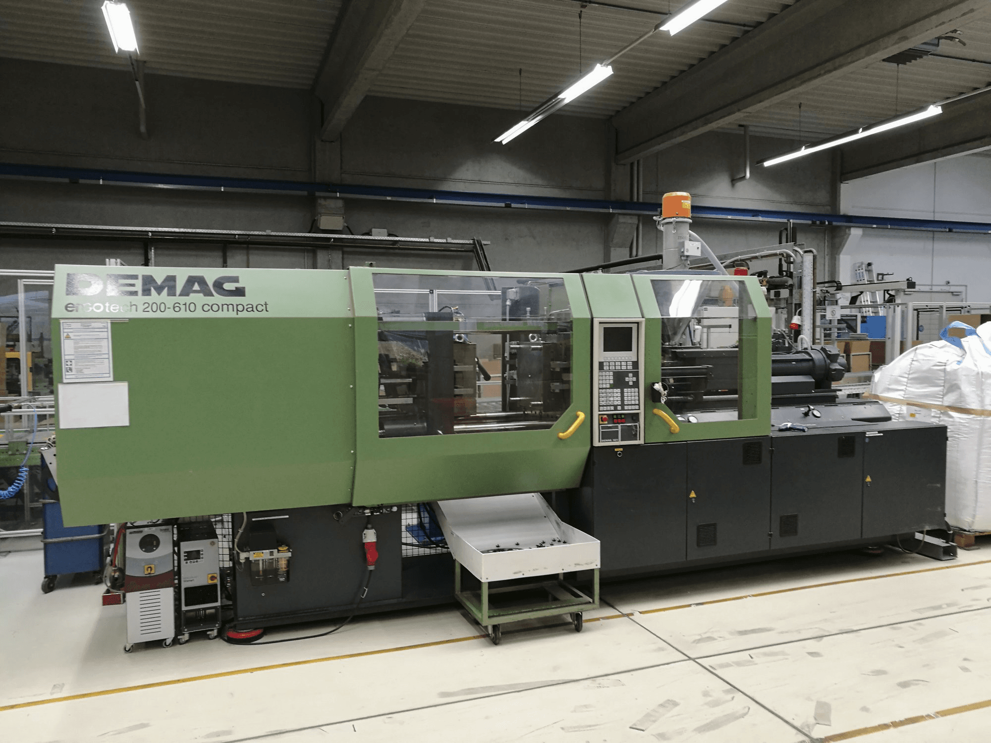 A DEMAG Ergotech 200-610 NC gép bal oldali nézete