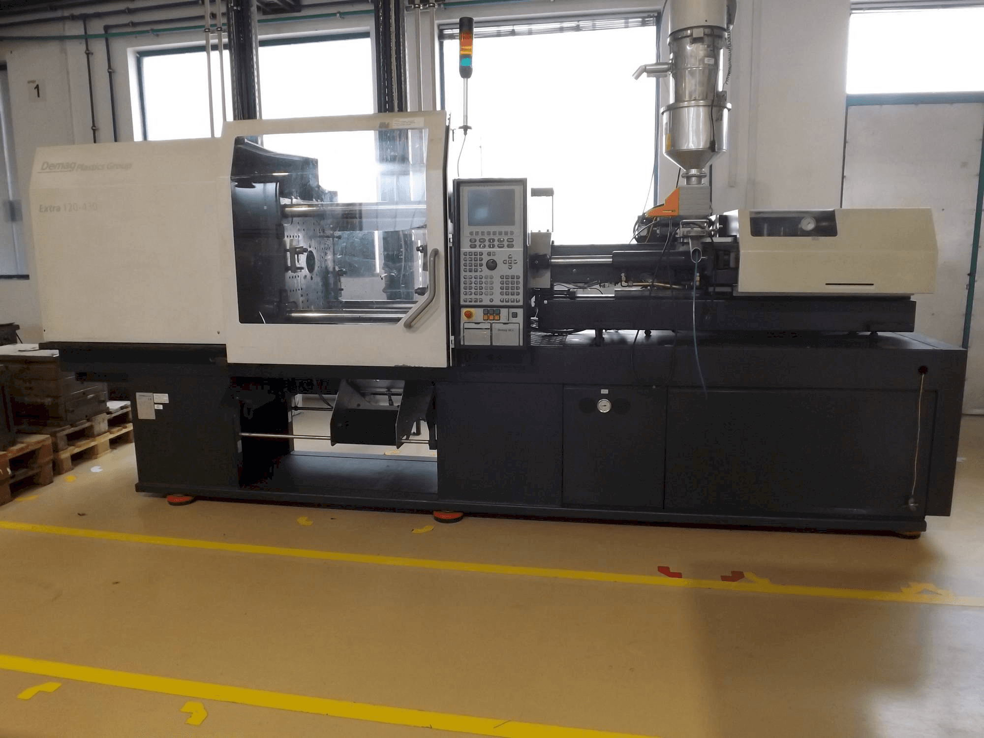 A DEMAG Extra 120-430 gép elölnézete