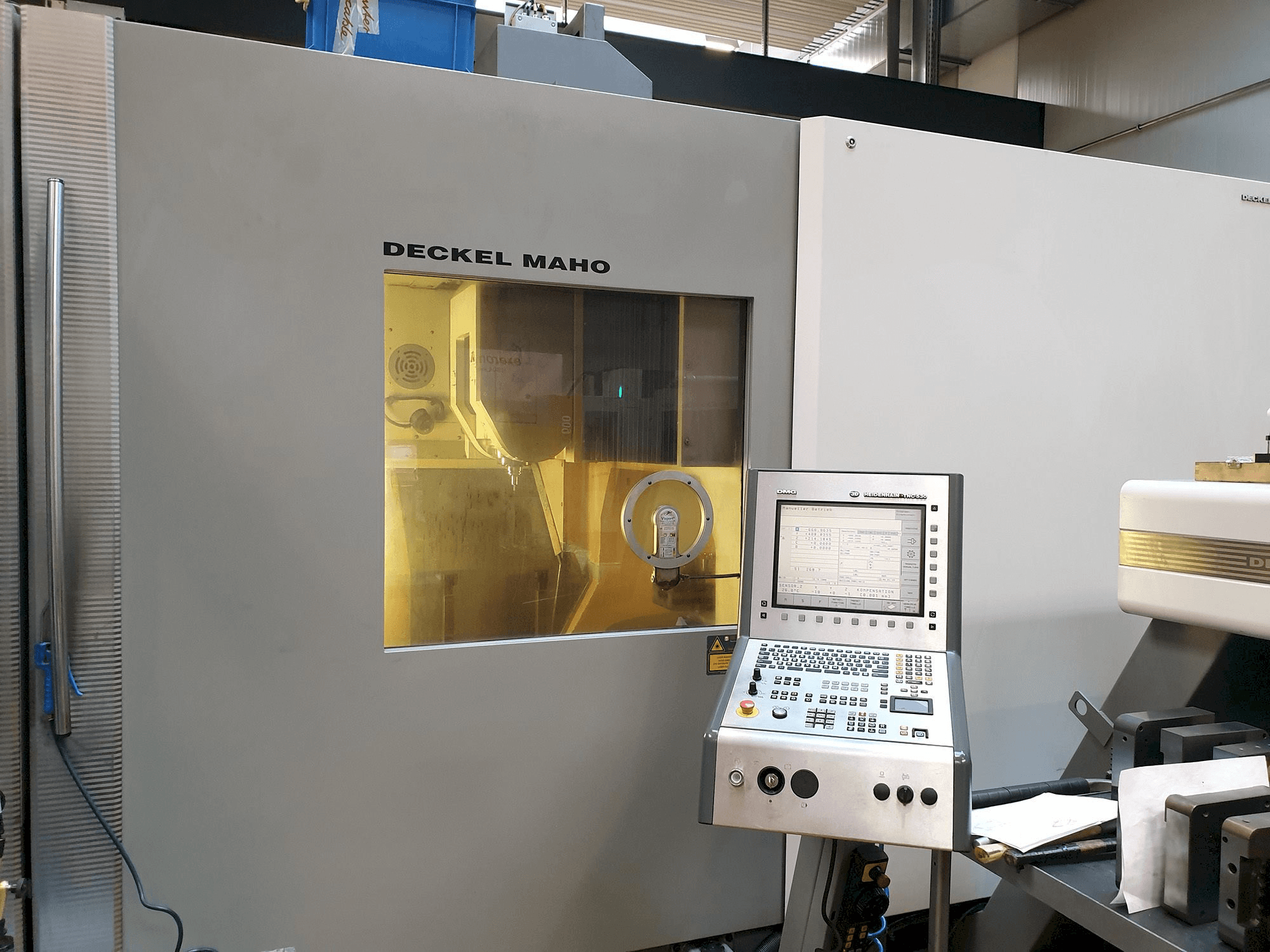 A DECKEL MAHO DMC 105V Linear gép elölnézete