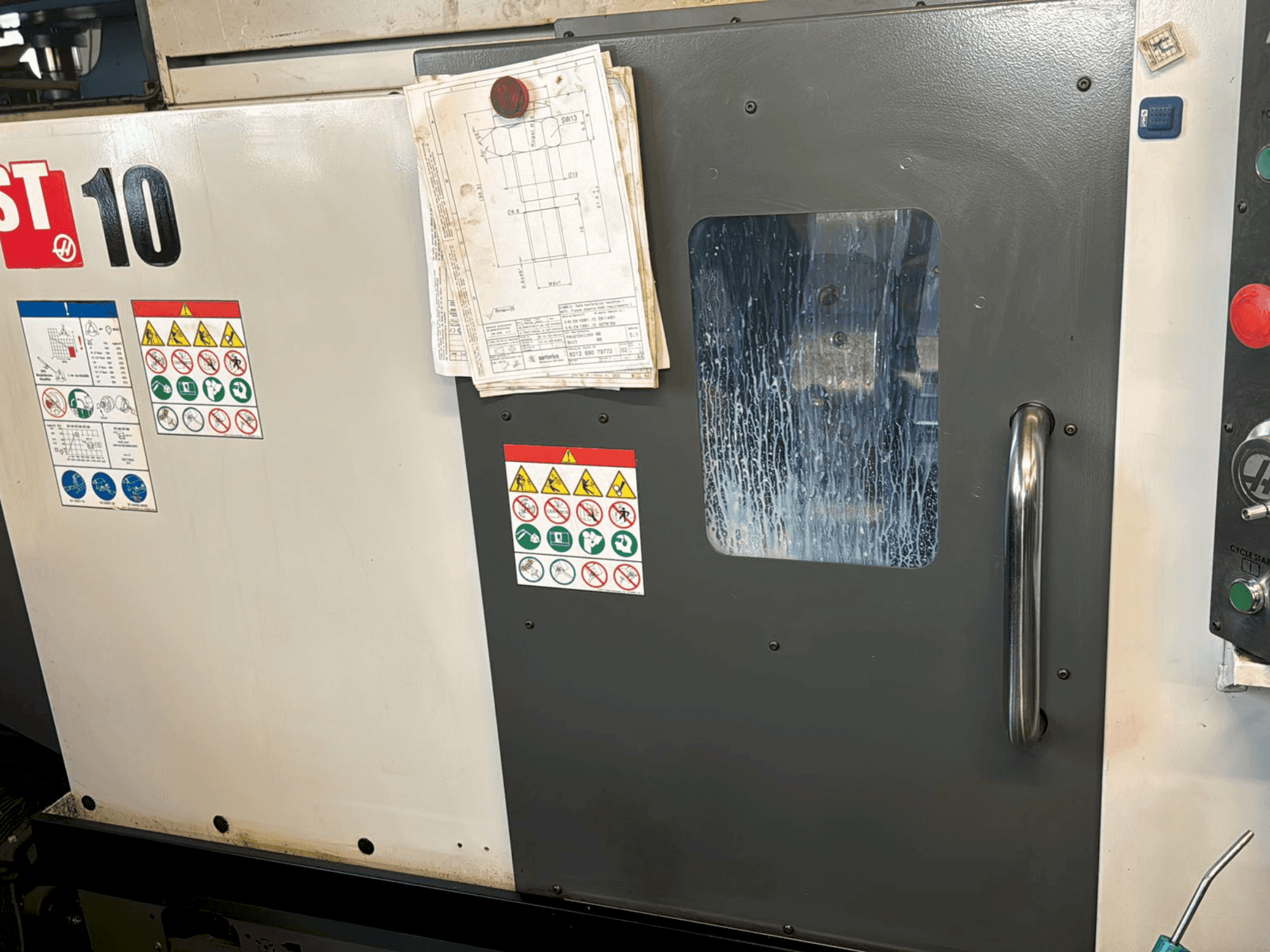 A HAAS ST-10 gép elölnézete