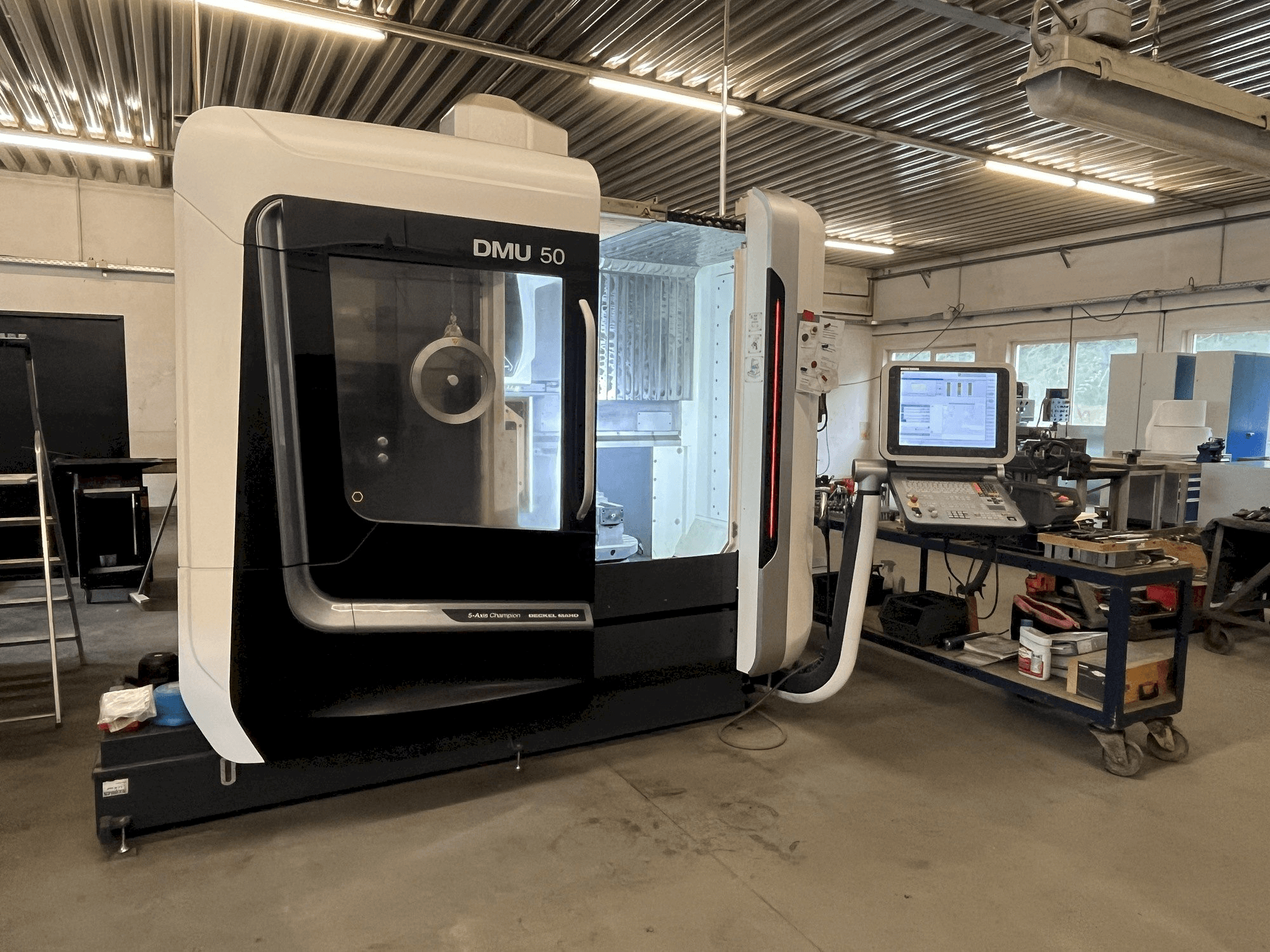 A DECKEL MAHO DMU 50 gép elölnézete