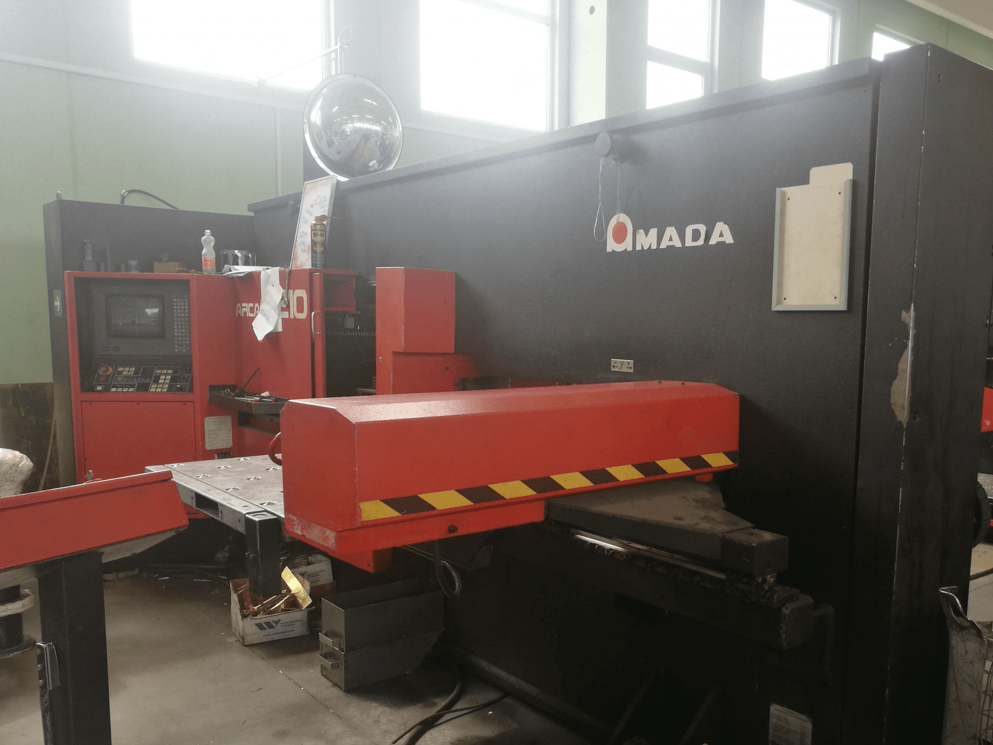 A AMADA ARCADE 210 gép jobb nézete